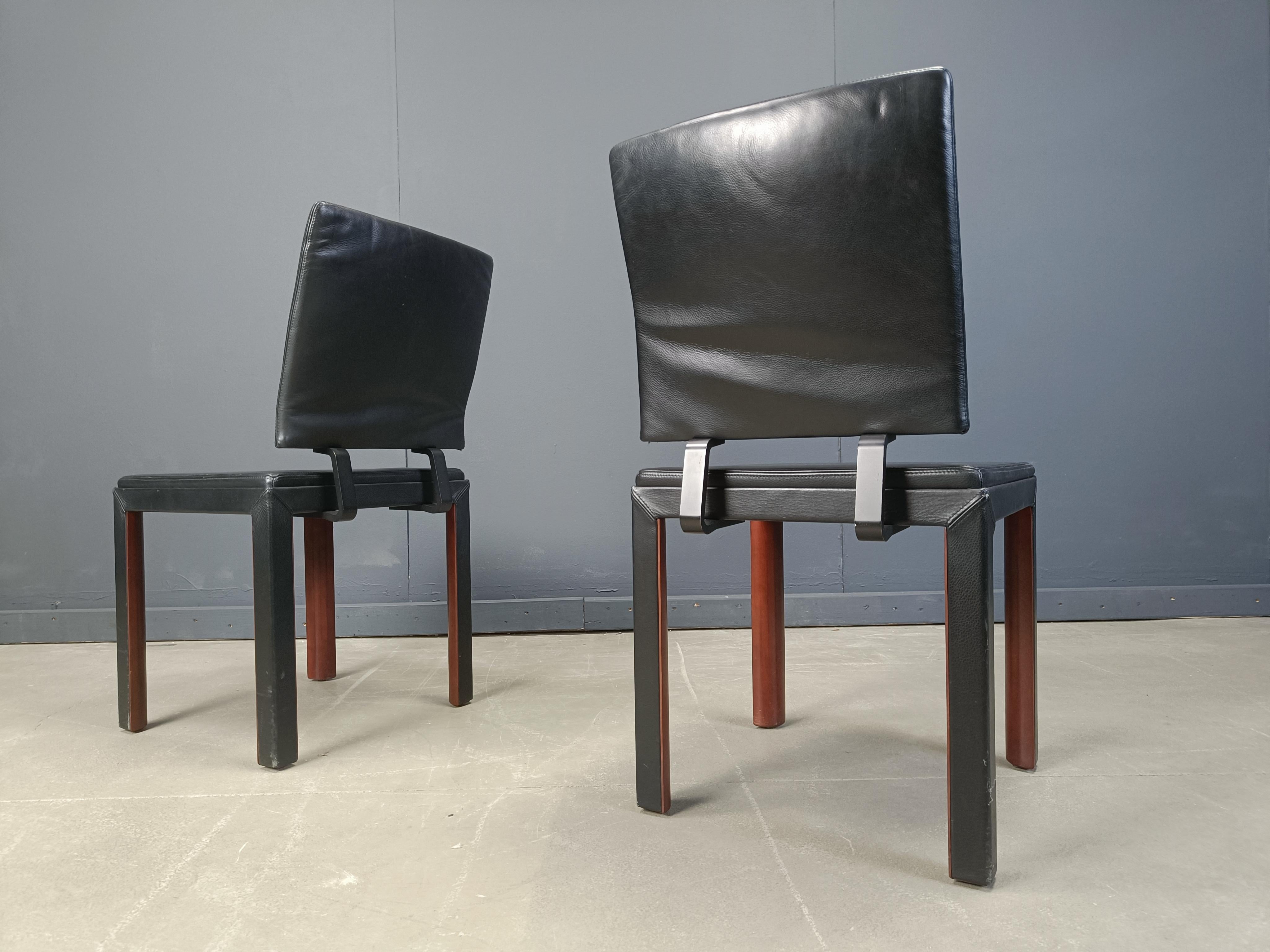 Set di 6 sedie da pranzo postmoderne di Durlet con elegante struttura in legno e pelle di alta qualità e rivestimento in pelle nera.

Design e qualità eccezionali.

Assomigliano alle sedie Arcadia di Paolo Piva.

Buone condizioni con normale usura