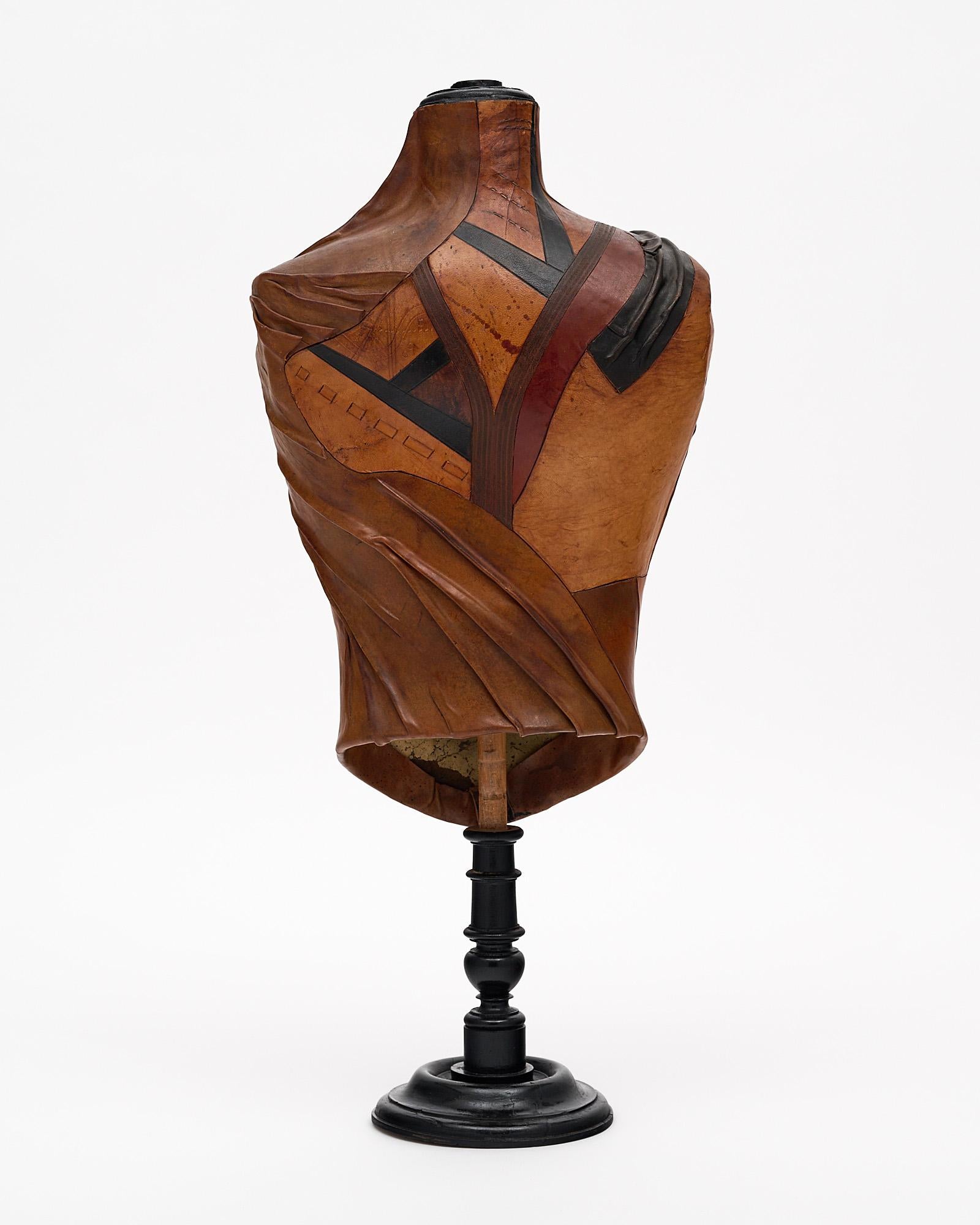 Mannequin-Kleid in Form eines Lederkleides im Angebot 2