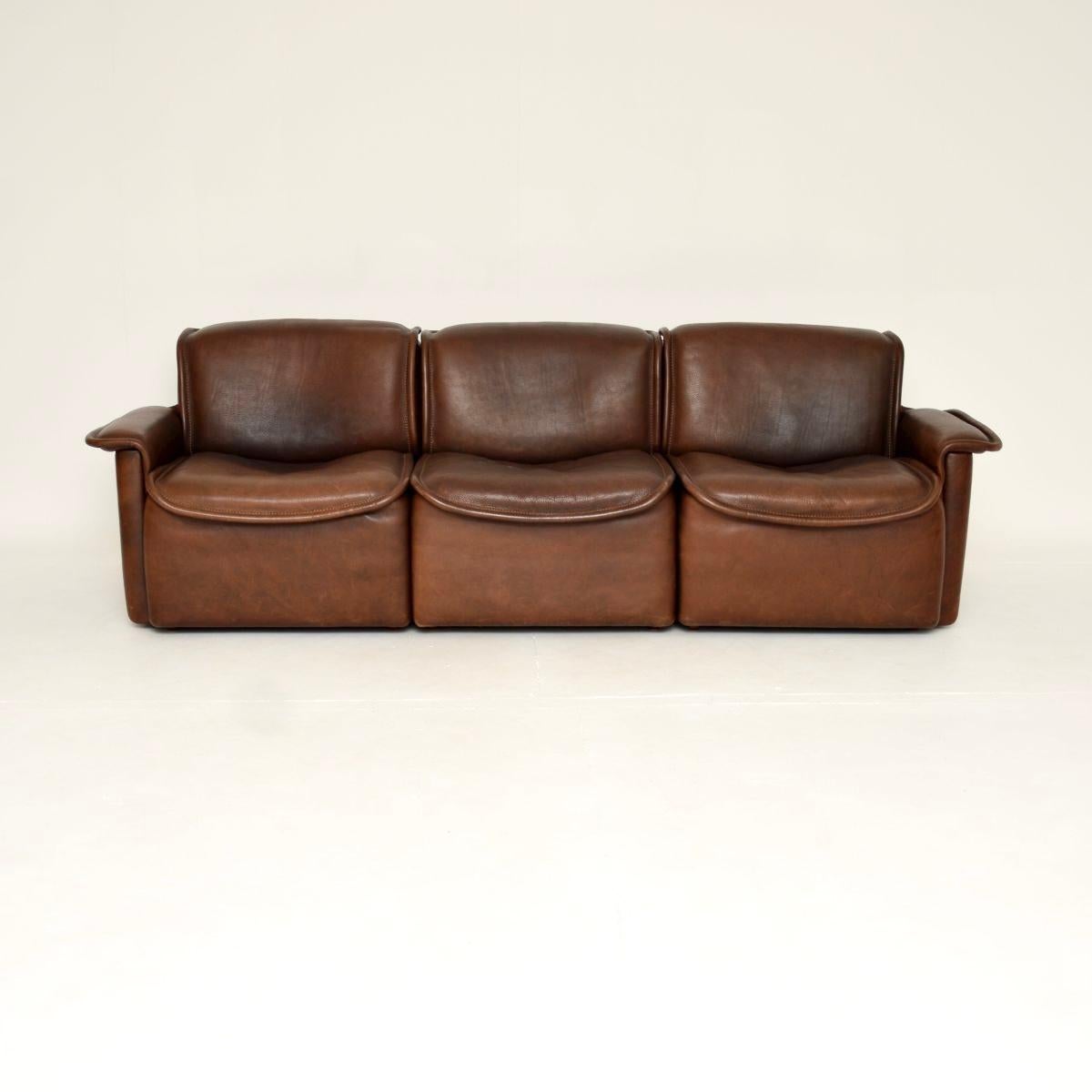 Sorprendente sofá DS 12 de De Sede, fabricado en Suiza en torno a la década de 1960.

La calidad es sobresaliente, sólo se utilizaron materiales de la mejor calidad al construir los muebles De Sede. Está tapizado con una piel muy gruesa y flexible,