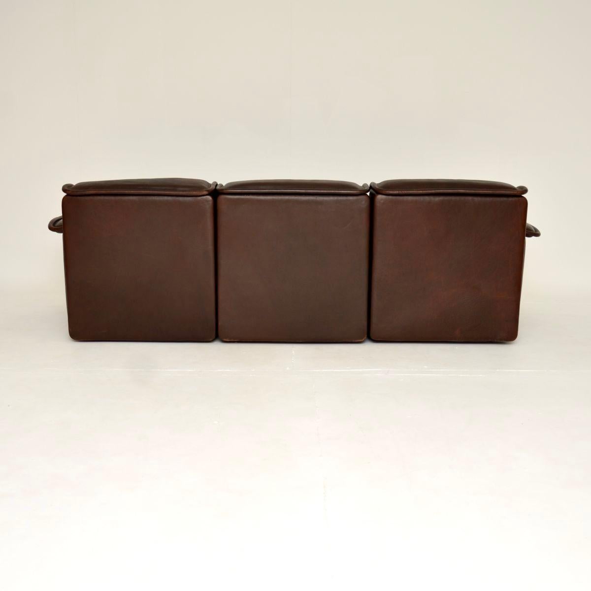 Sofá DS 12 de cuero vintage de De Sede mediados del siglo XX en venta