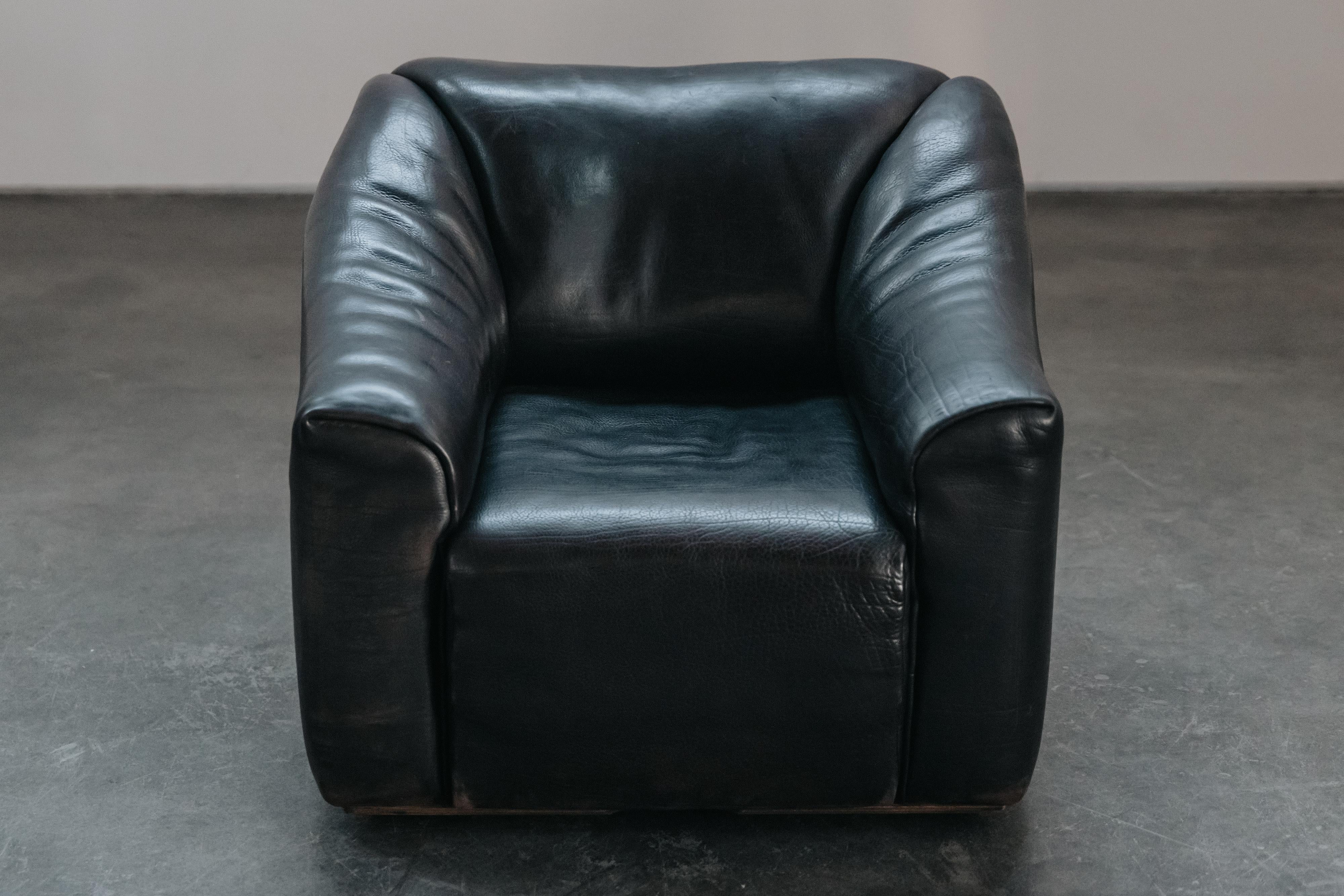 Sedia da salotto DS47 in pelle vintage di De Sede, Svizzera, circa 1970.  Tappezzeria originale in pelle nera con una buona patina e usura.
