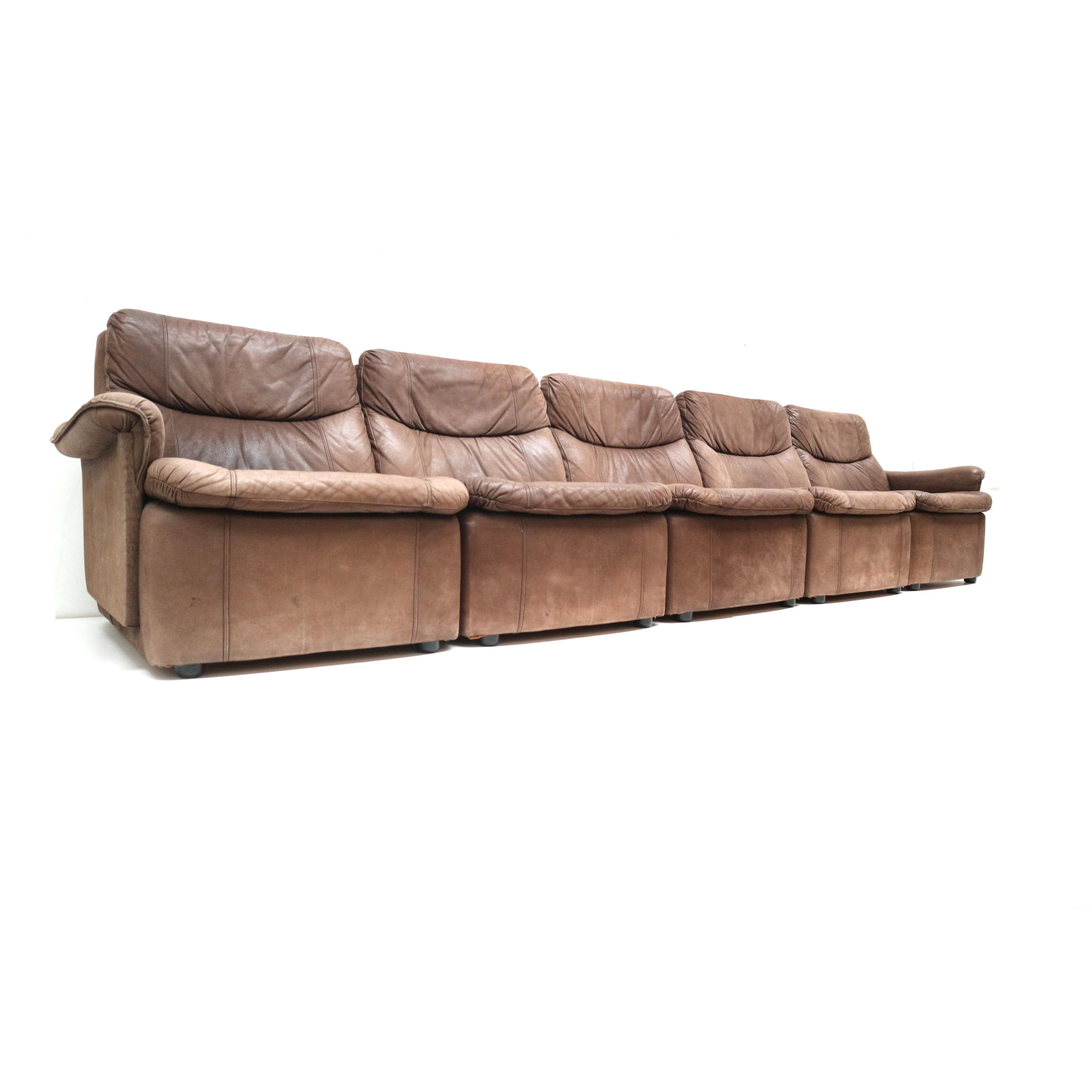Divano con elementi in pelle vintage composto da 5 elementi realizzato negli anni '70. Bellissimo divano a elementi grandi in pelle nubuck. Questo divano ha una lunghezza di ben 361,5 centimetri.

Dimensioni:
Larghezza: 361,5 cm
Altezza dello