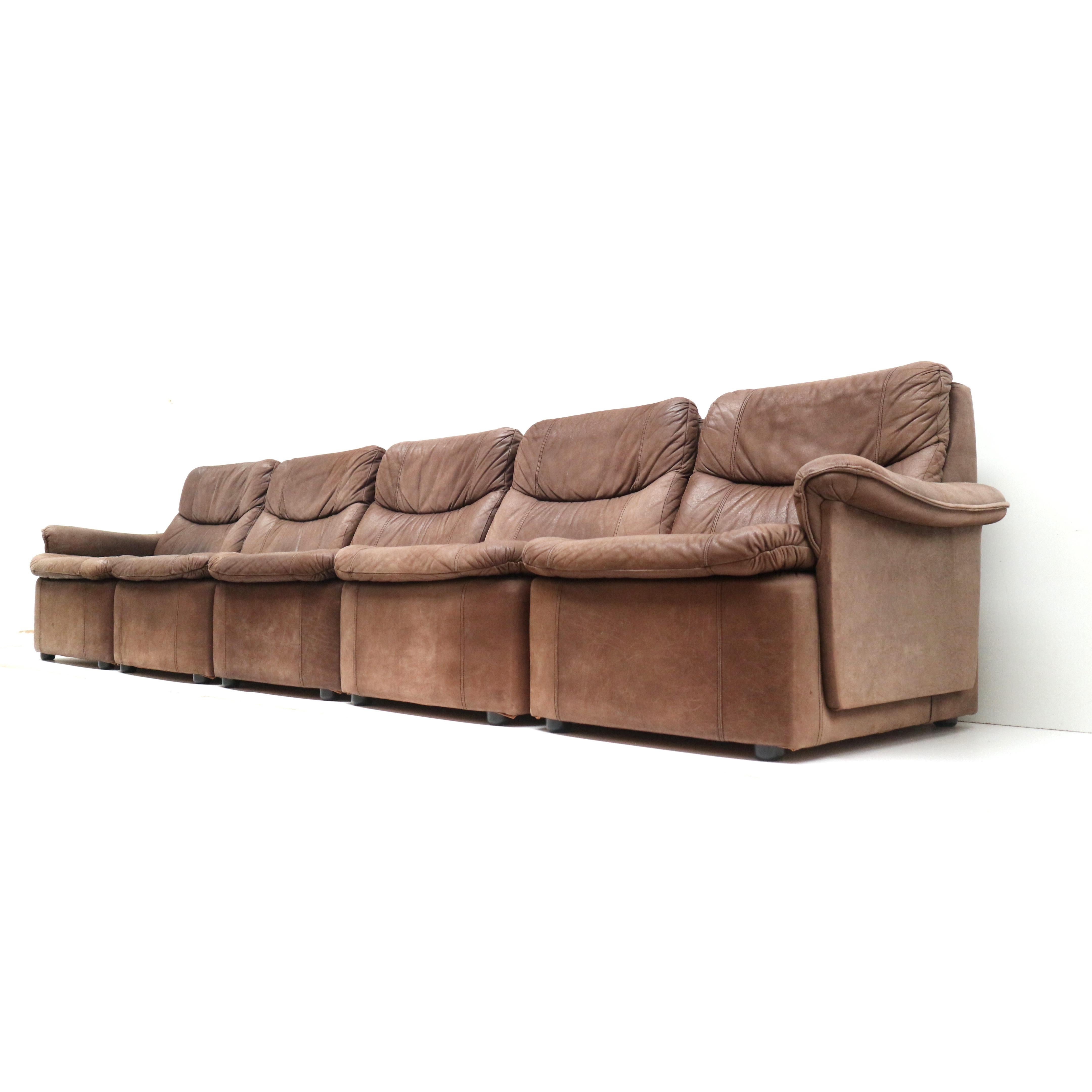 Divano con elementi in pelle vintage composto da 5 elementi realizzato negli anni '70 in vendita 1