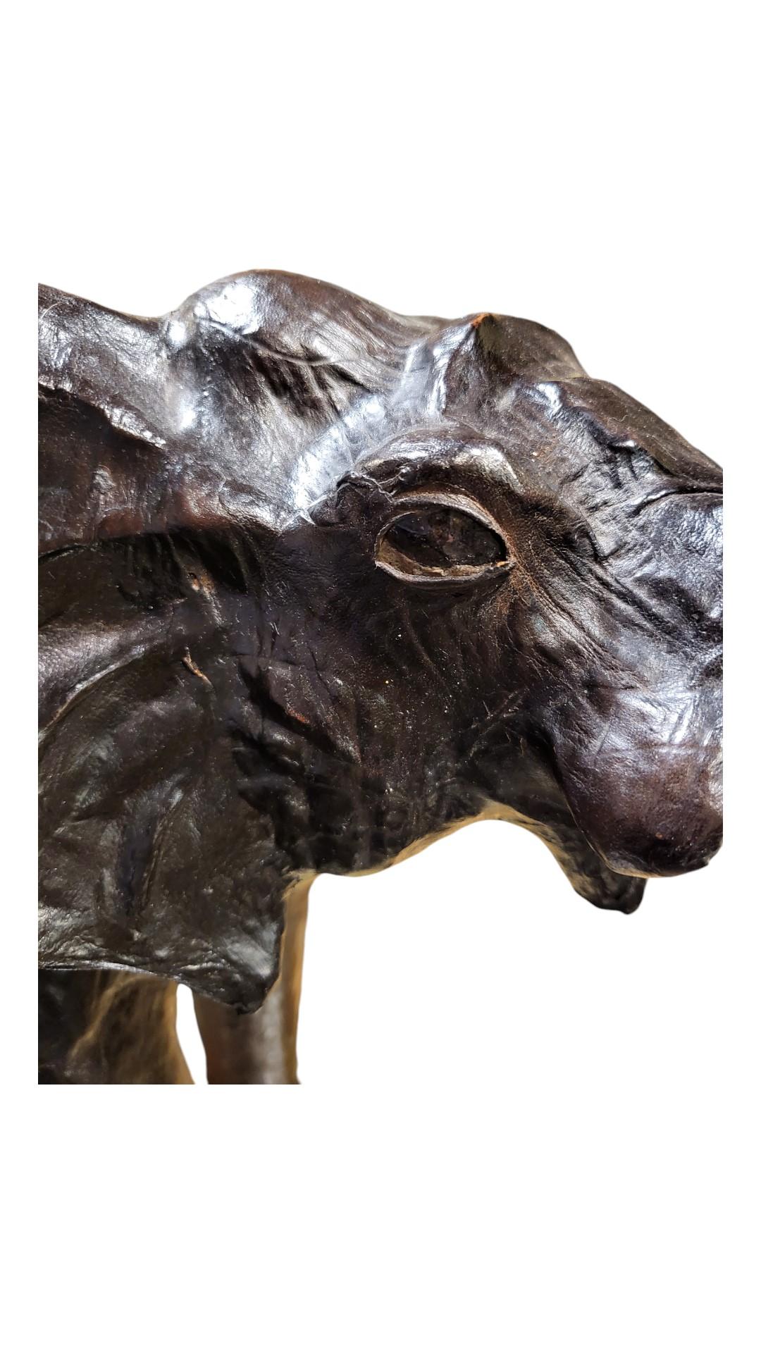 Scultura di elefante in pelle altamente decorativa
Questo elefante in pelle risale alla metà del XX secolo e presenta una patina superba.
Questo elefante è in piedi con la proboscide sollevata, in pieno stile Liberty.