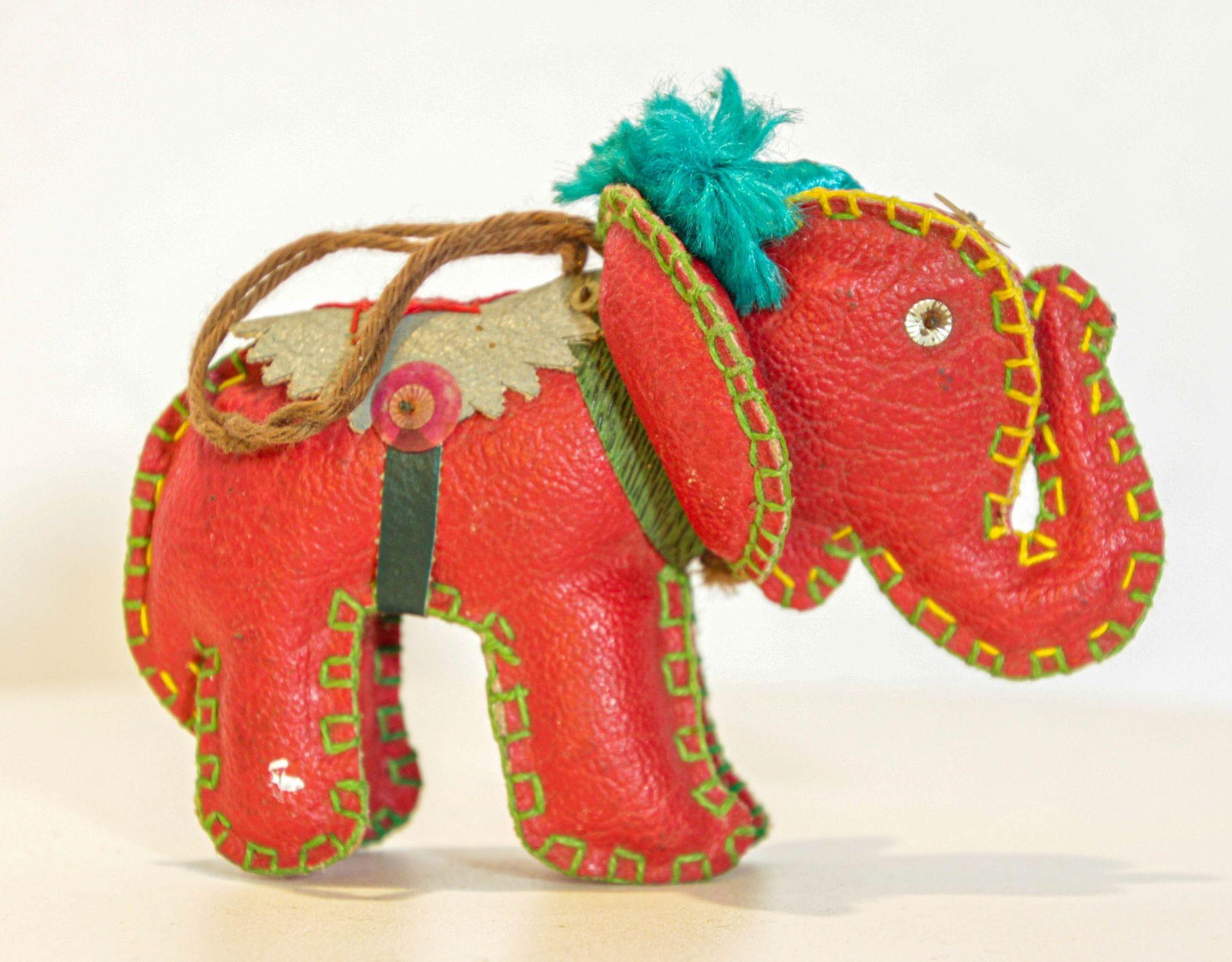 Vintage kleine gestickte Leder Elefanten Ornament Indien.
Asiatischer roter und blauer handgefertigter kleiner Elefant aus Leder, der als Sammlerstück dient.
Abmessungen: 5 x 2 x 3 Zoll.
Hervorragend geeignet als Ornament oder für ein Regal oder als