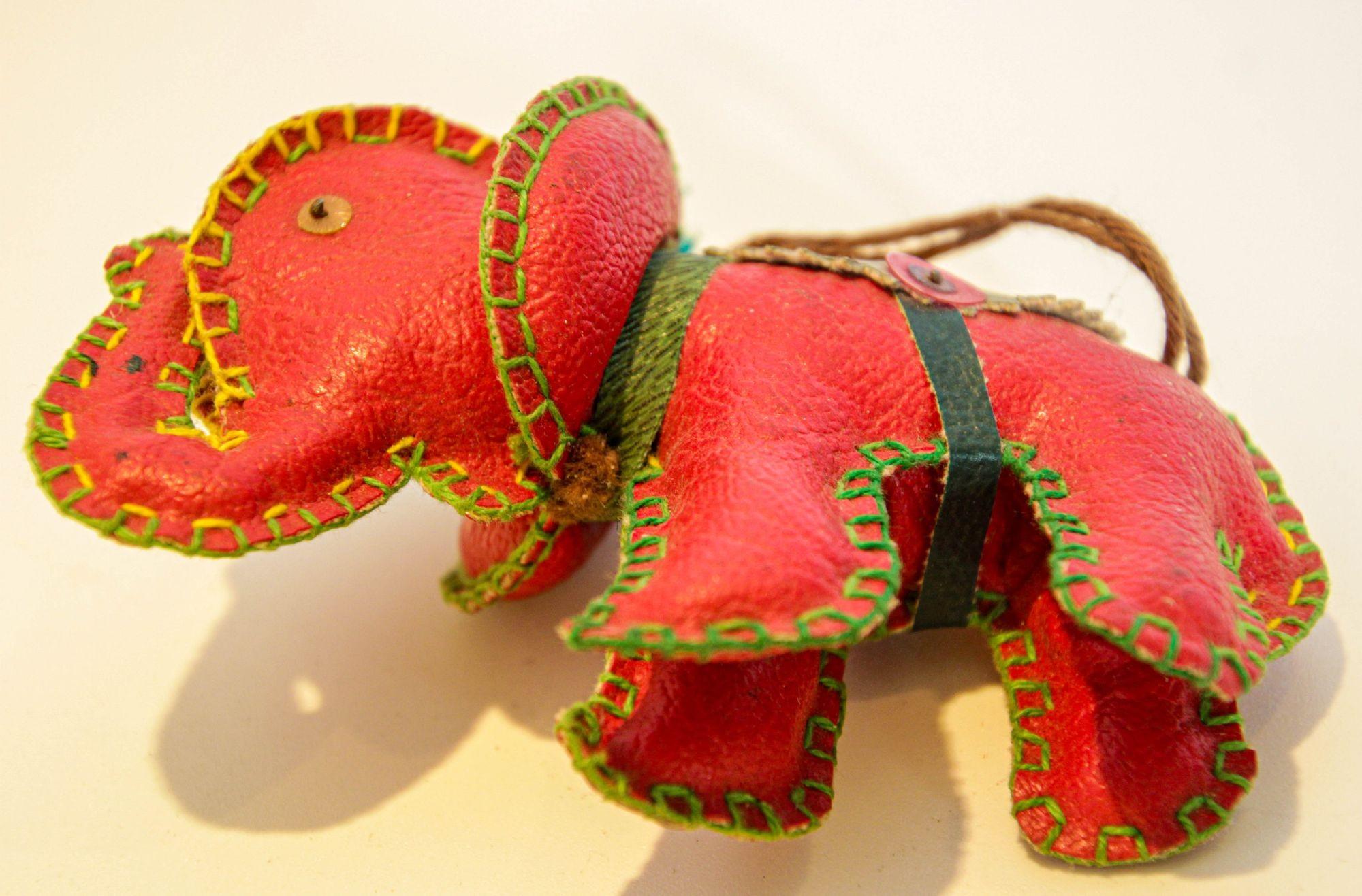 Vintage Elefantenschmuck aus Leder, Indien (Anglo Raj) im Angebot