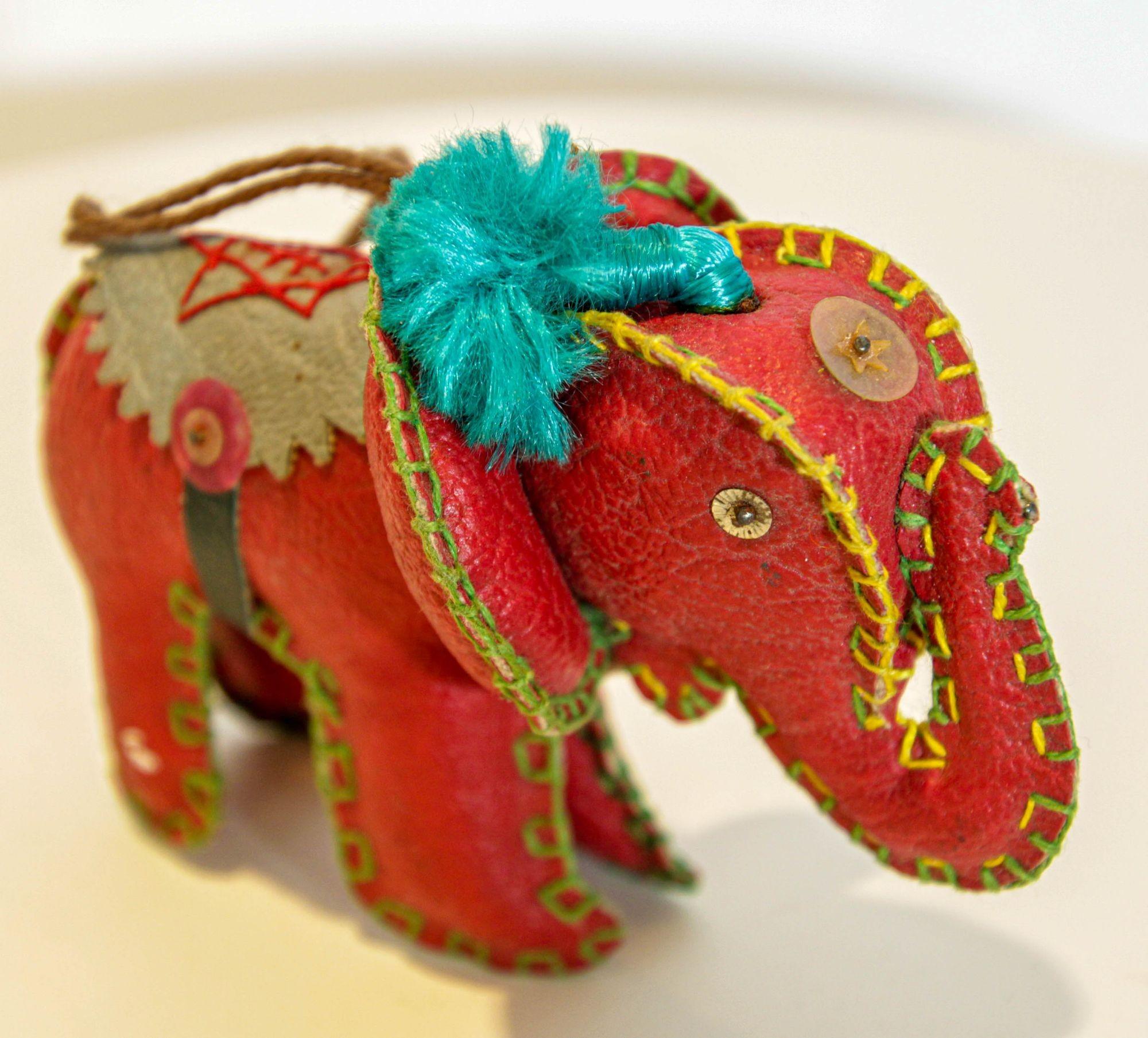 Vintage Elefantenschmuck aus Leder, Indien (Handgefertigt) im Angebot