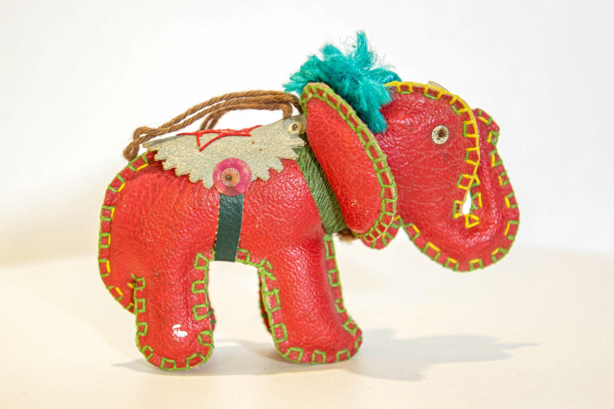Vintage Elefantenschmuck aus Leder, Indien im Zustand „Gut“ im Angebot in North Hollywood, CA