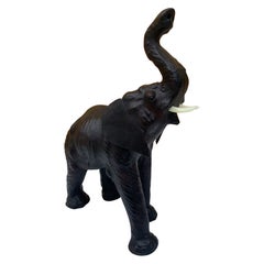 Scultura vintage di elefante in pelle con occhi di vetro