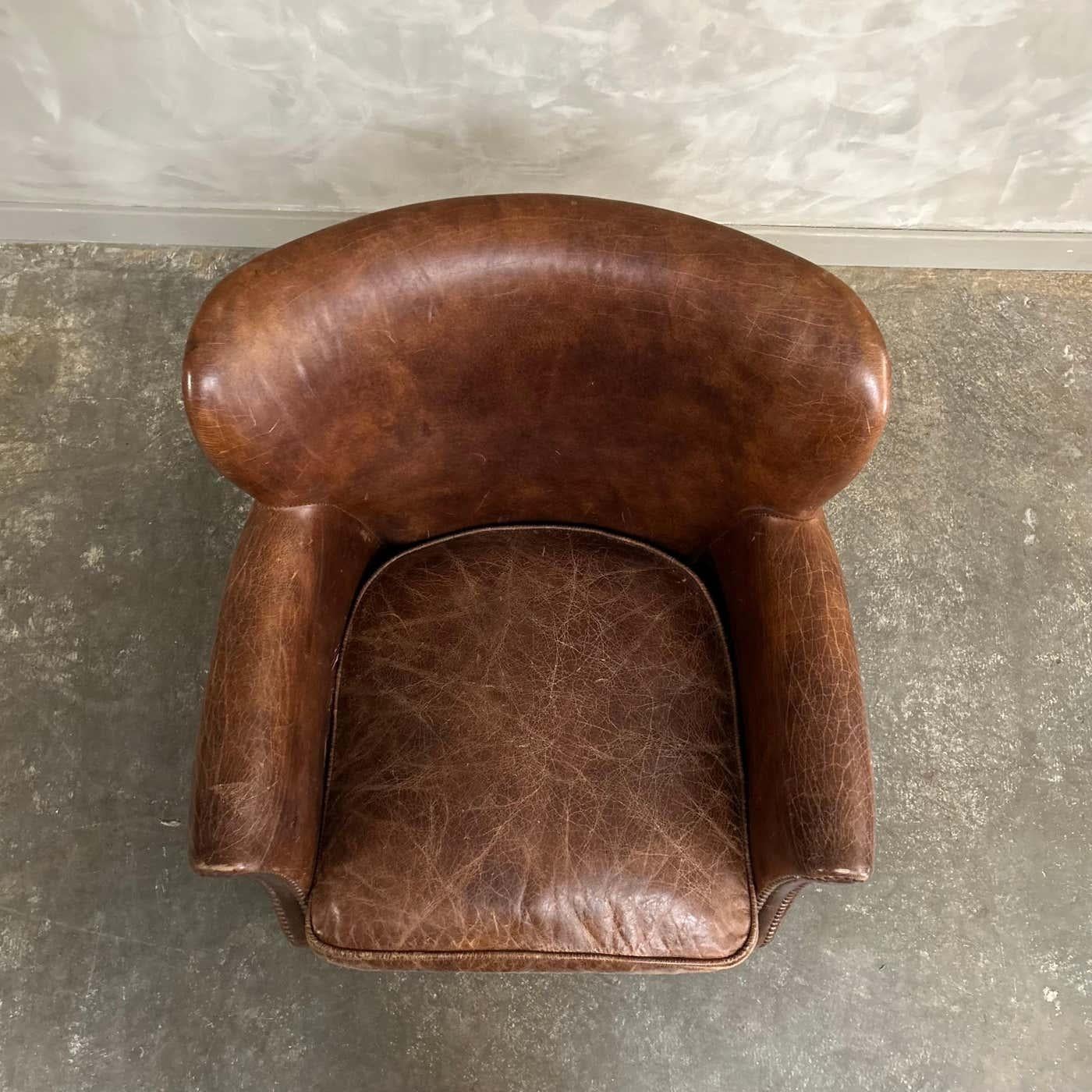 Fauteuil à oreilles anglais en cuir vintage en vente 5