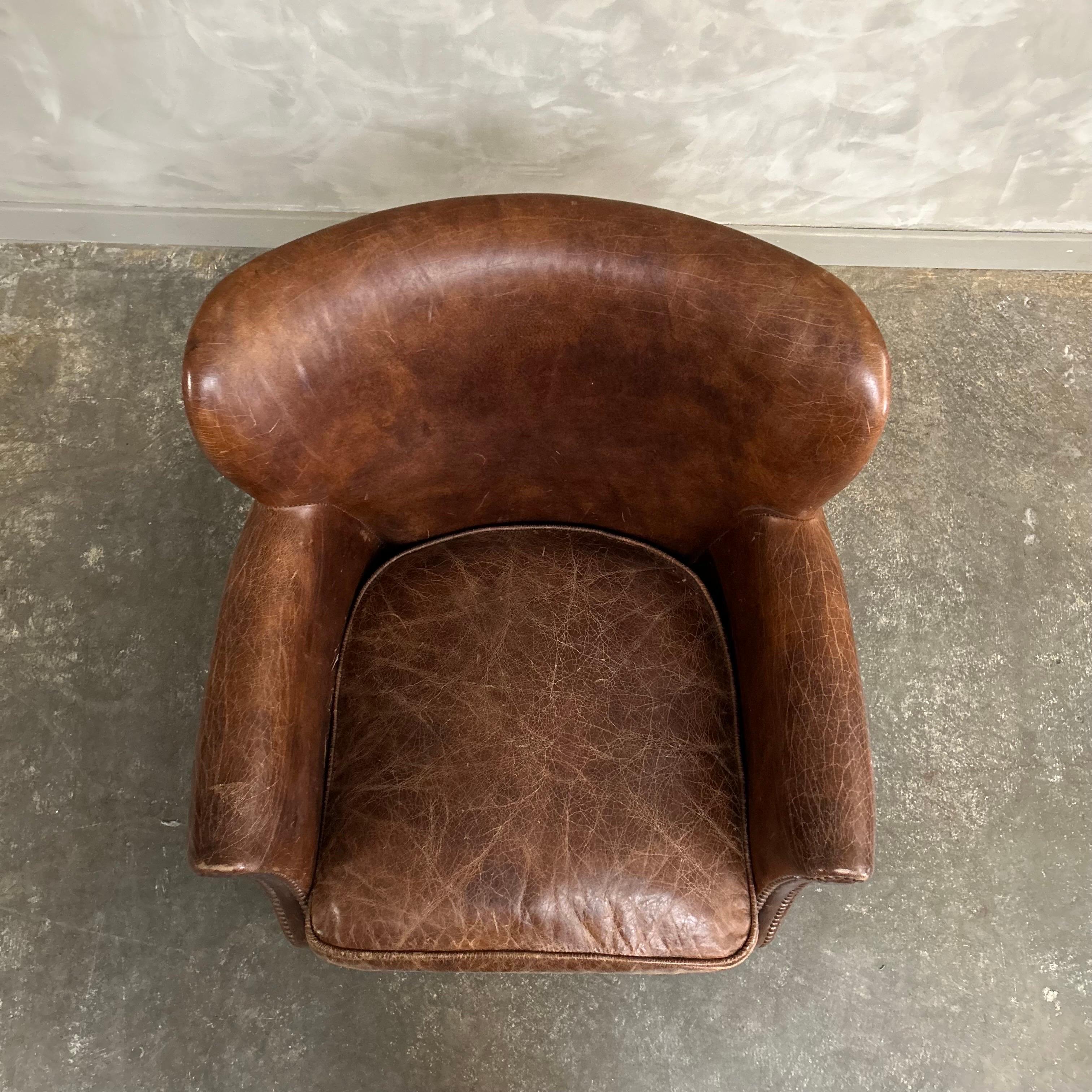 Fauteuil à oreilles anglais en cuir vintage en vente 6