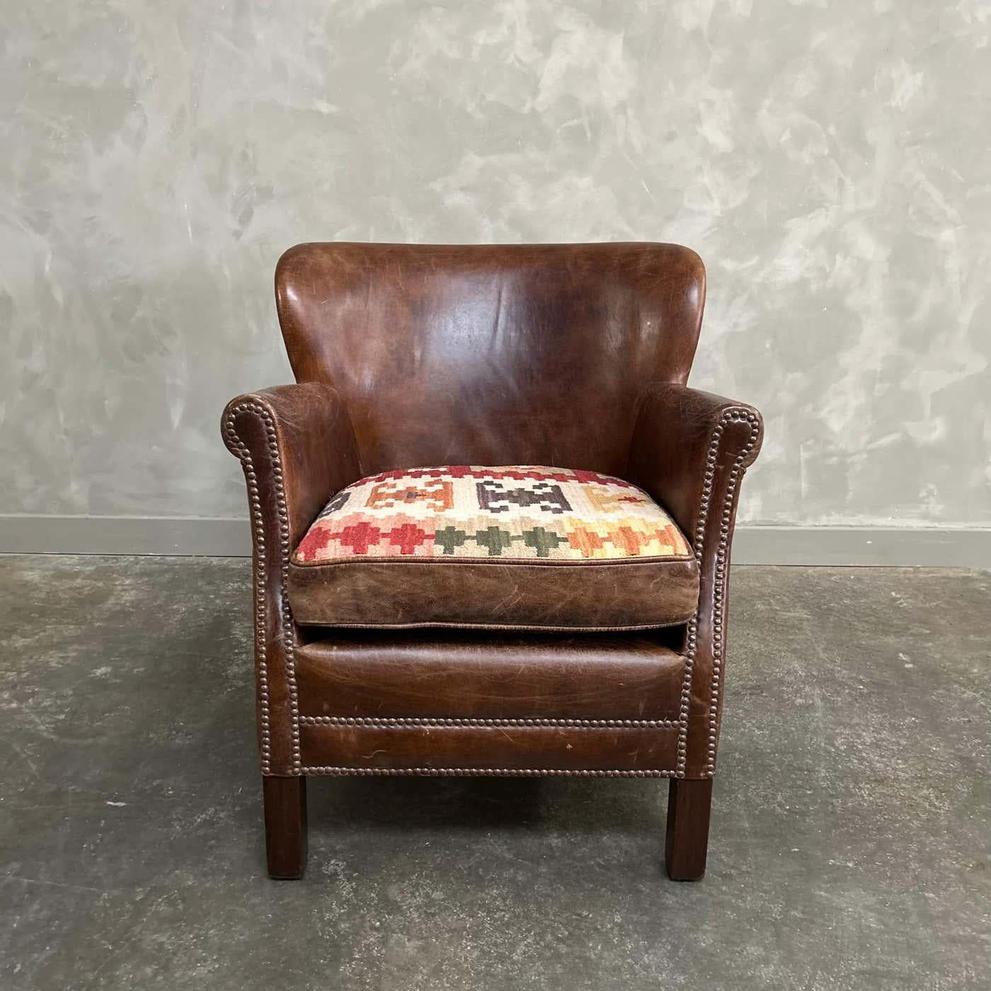 Fauteuil à oreilles anglais en cuir vintage en vente 6