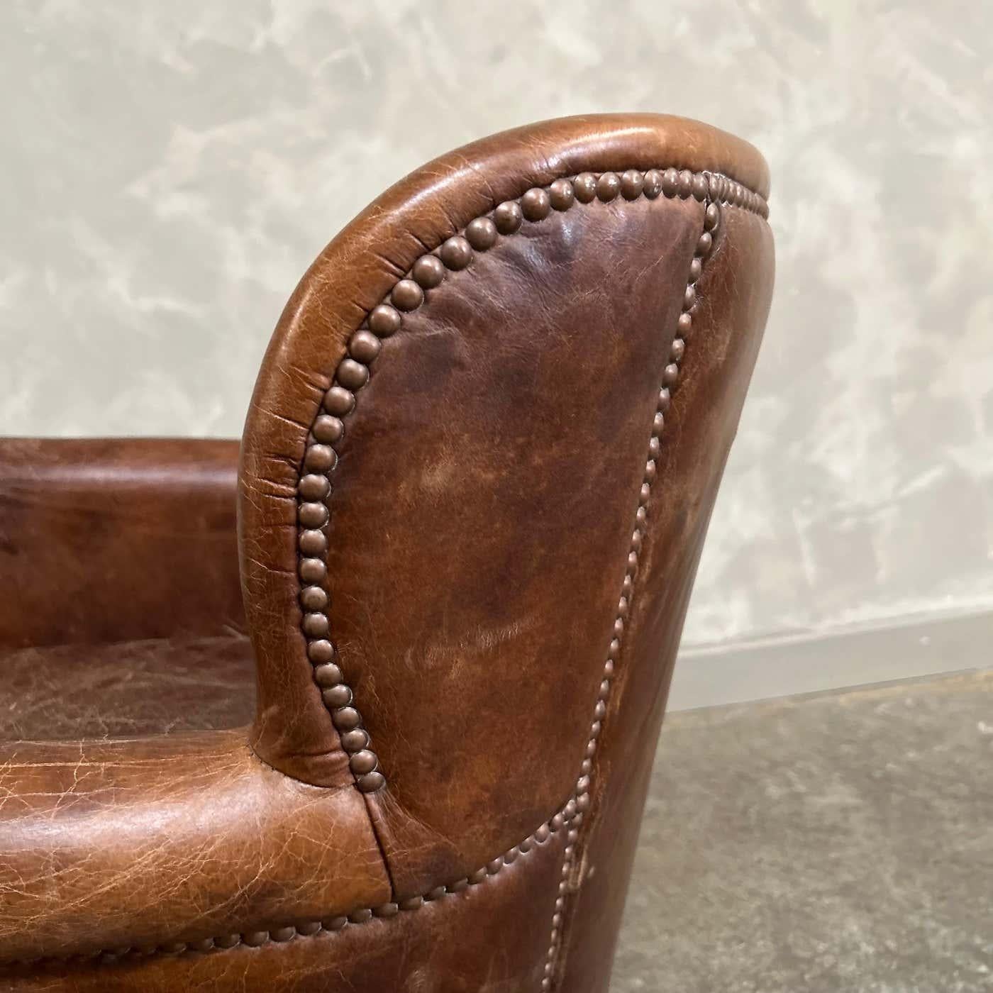 Fauteuil à oreilles anglais en cuir vintage en vente 7