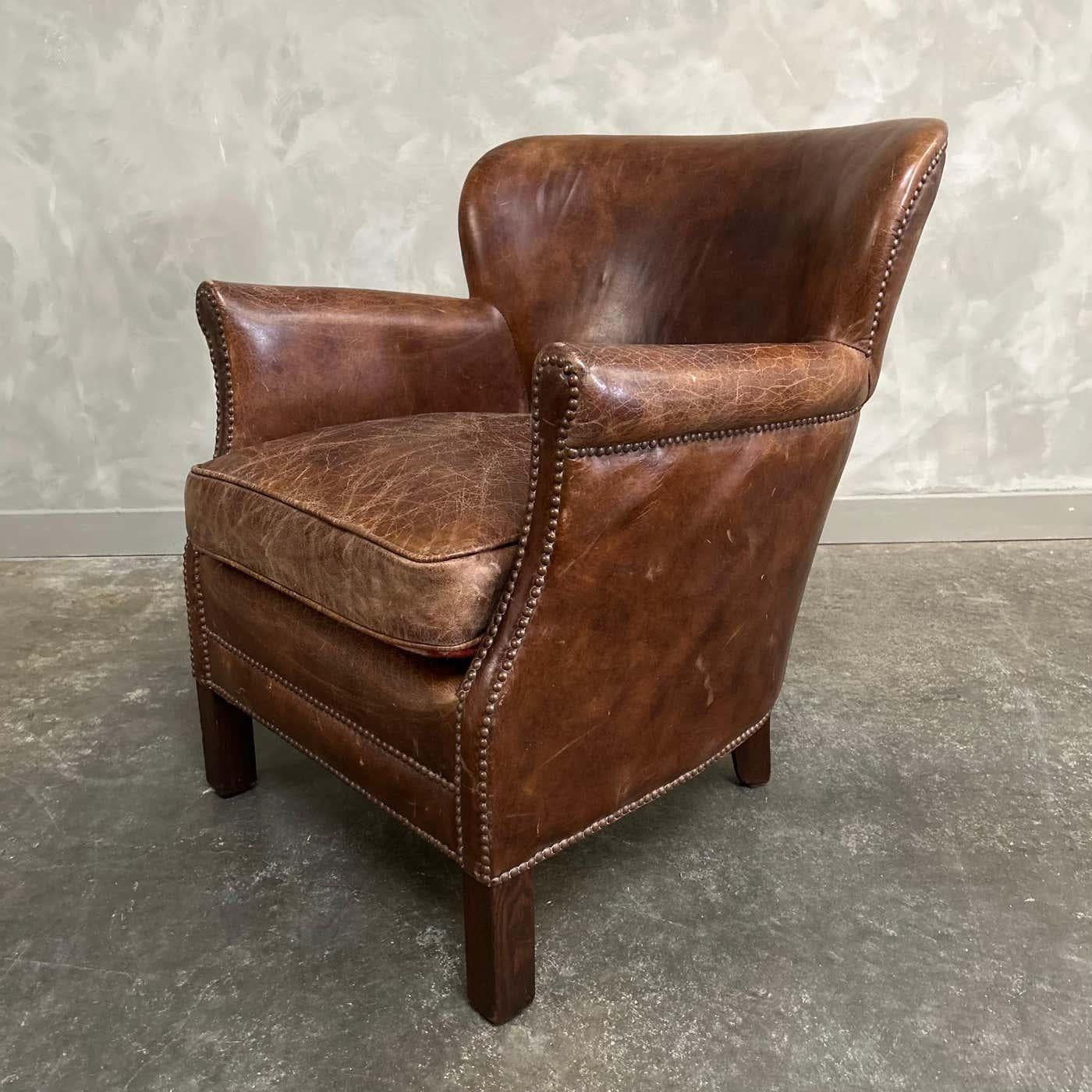Fauteuil à oreilles anglais en cuir vintage en vente 8