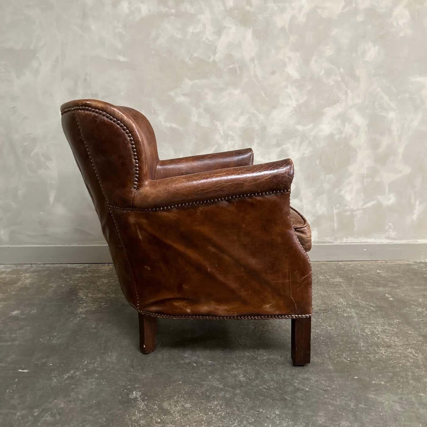 Fauteuil à oreilles anglais en cuir vintage en vente 9