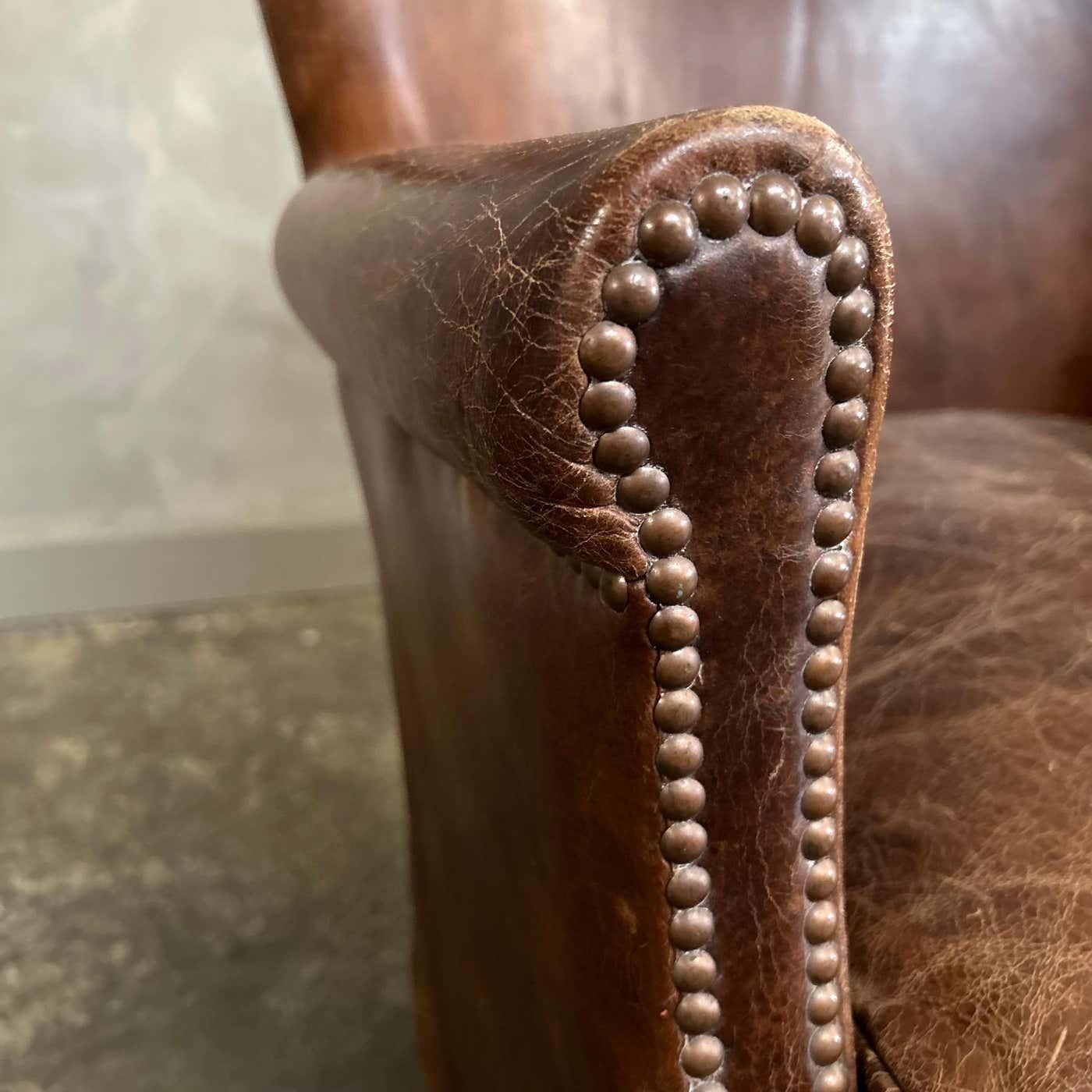 Fauteuil à oreilles anglais en cuir vintage en vente 10