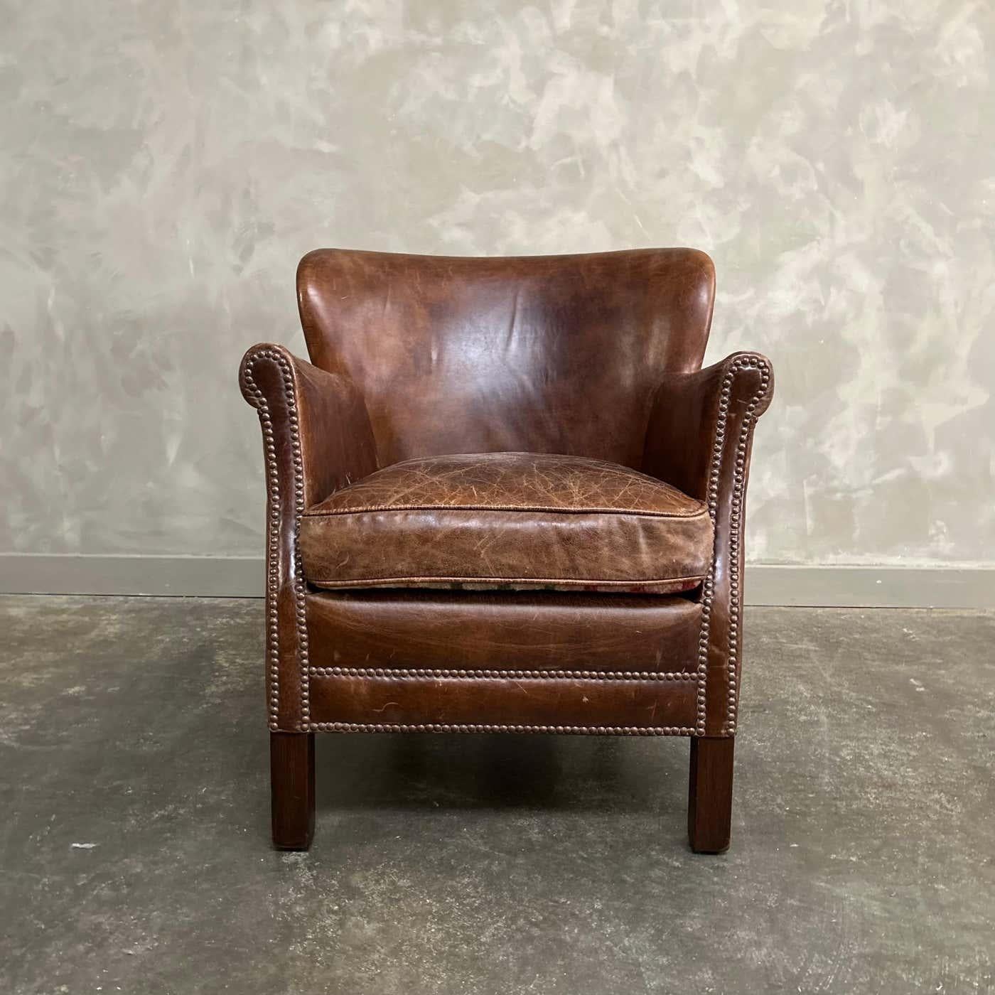 Fauteuil à oreilles anglais en cuir vintage Bon état - En vente à Old Town Orange, CA