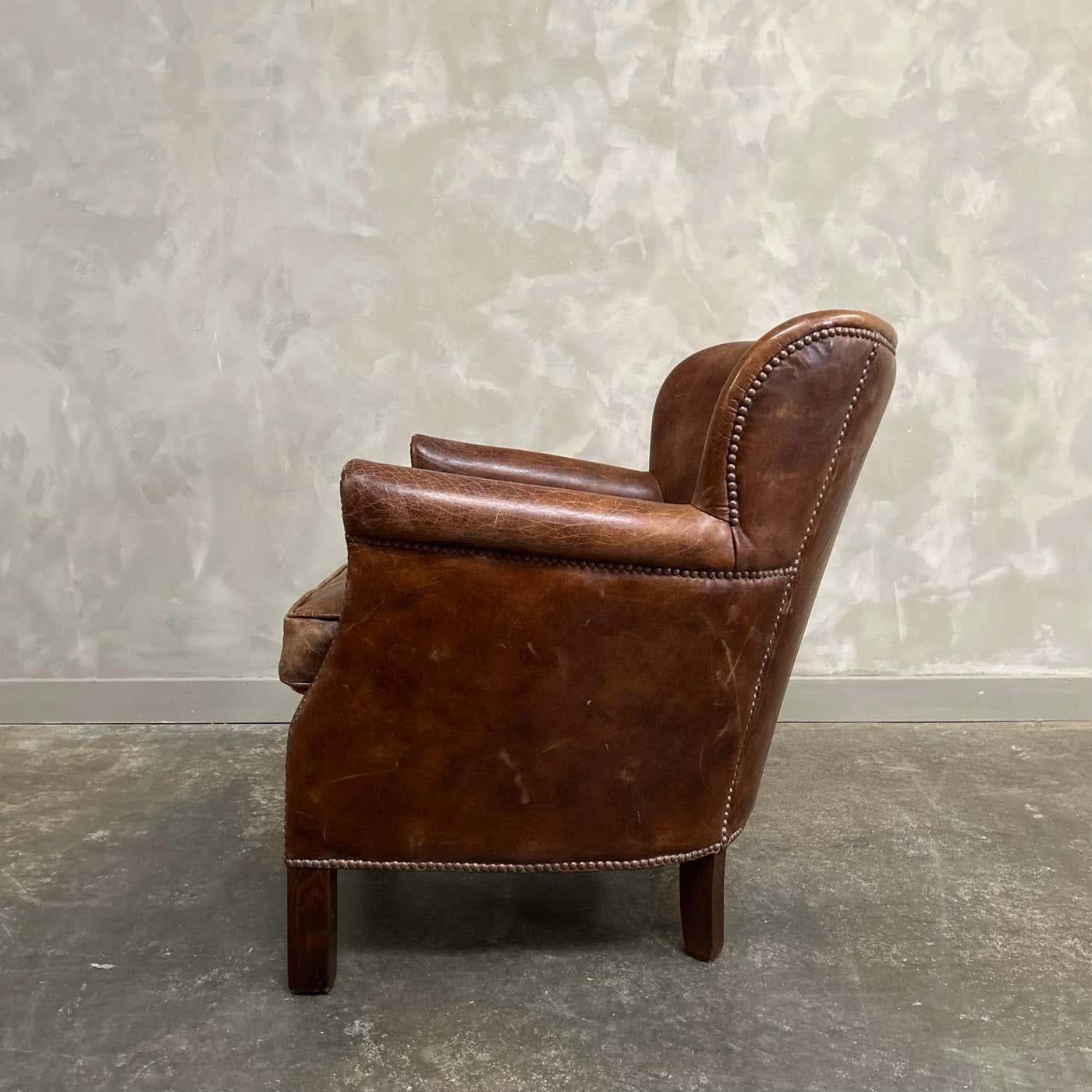 20ième siècle Fauteuil à oreilles anglais en cuir vintage en vente