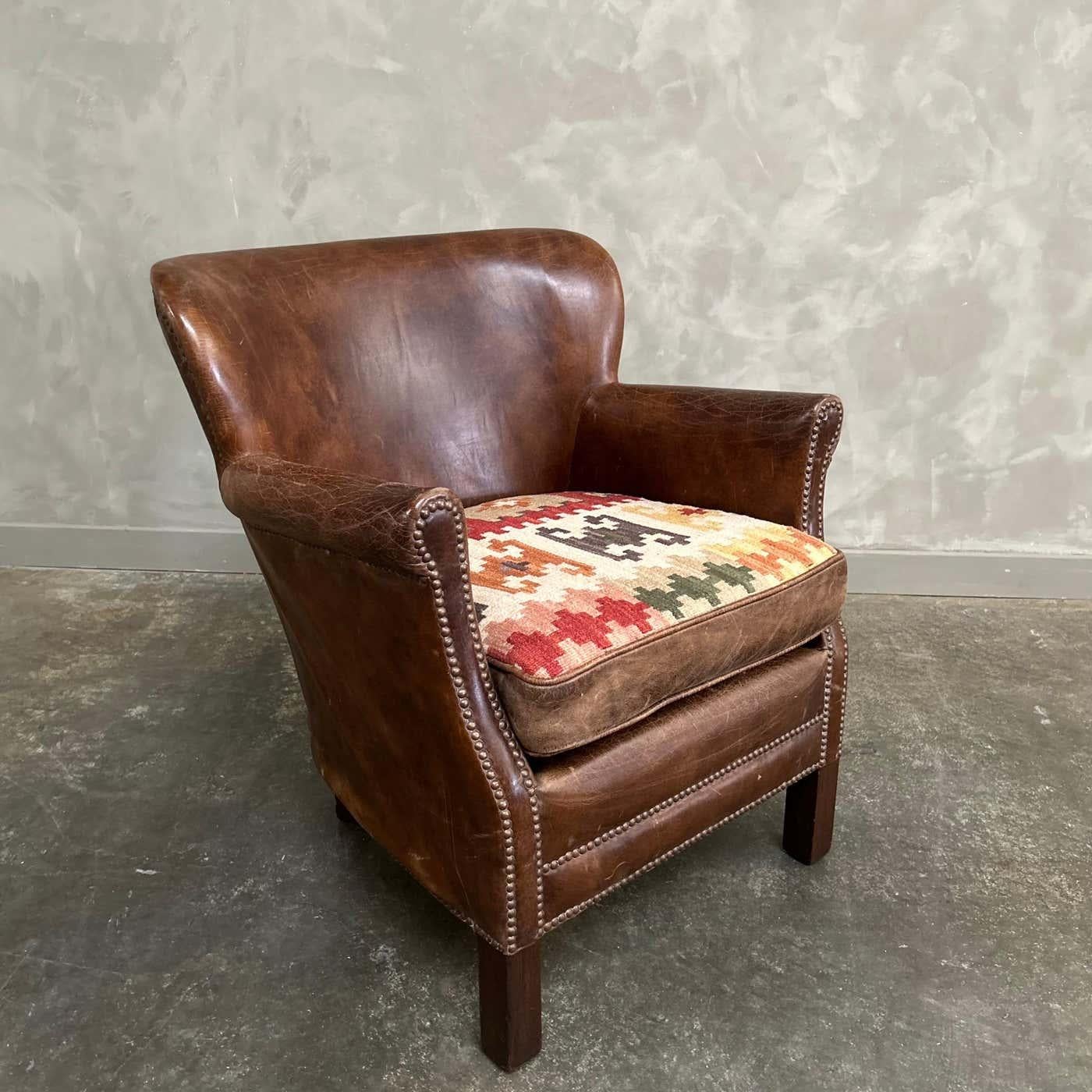 Cuir Fauteuil à oreilles anglais en cuir vintage en vente