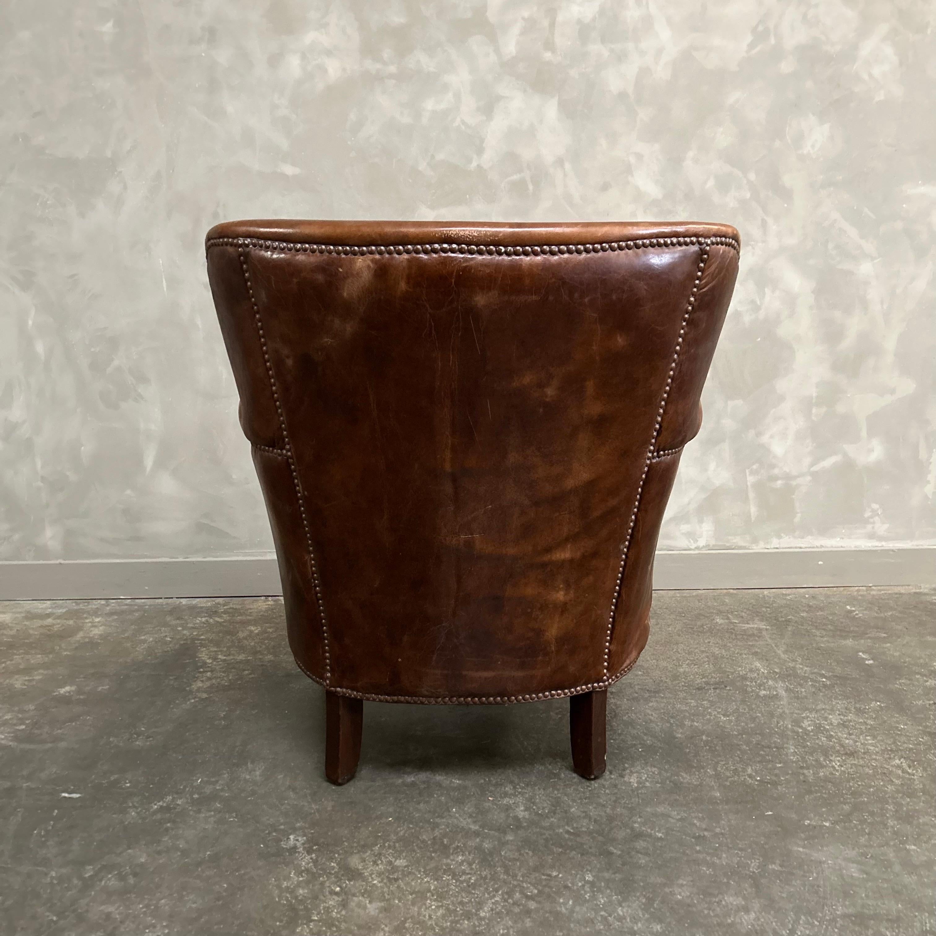 Vintage leather English wing chair For Sale 1