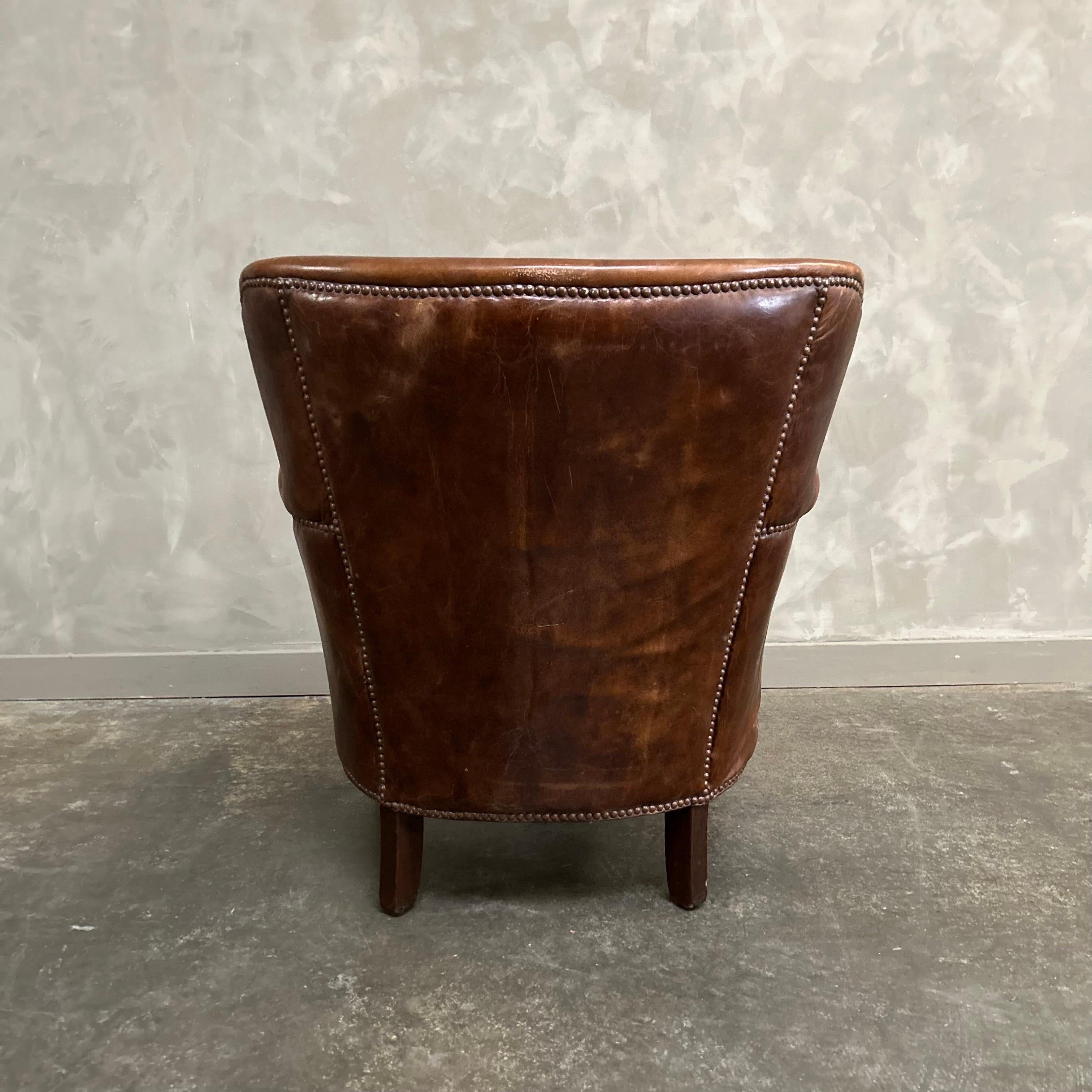 Fauteuil à oreilles anglais en cuir vintage en vente 1