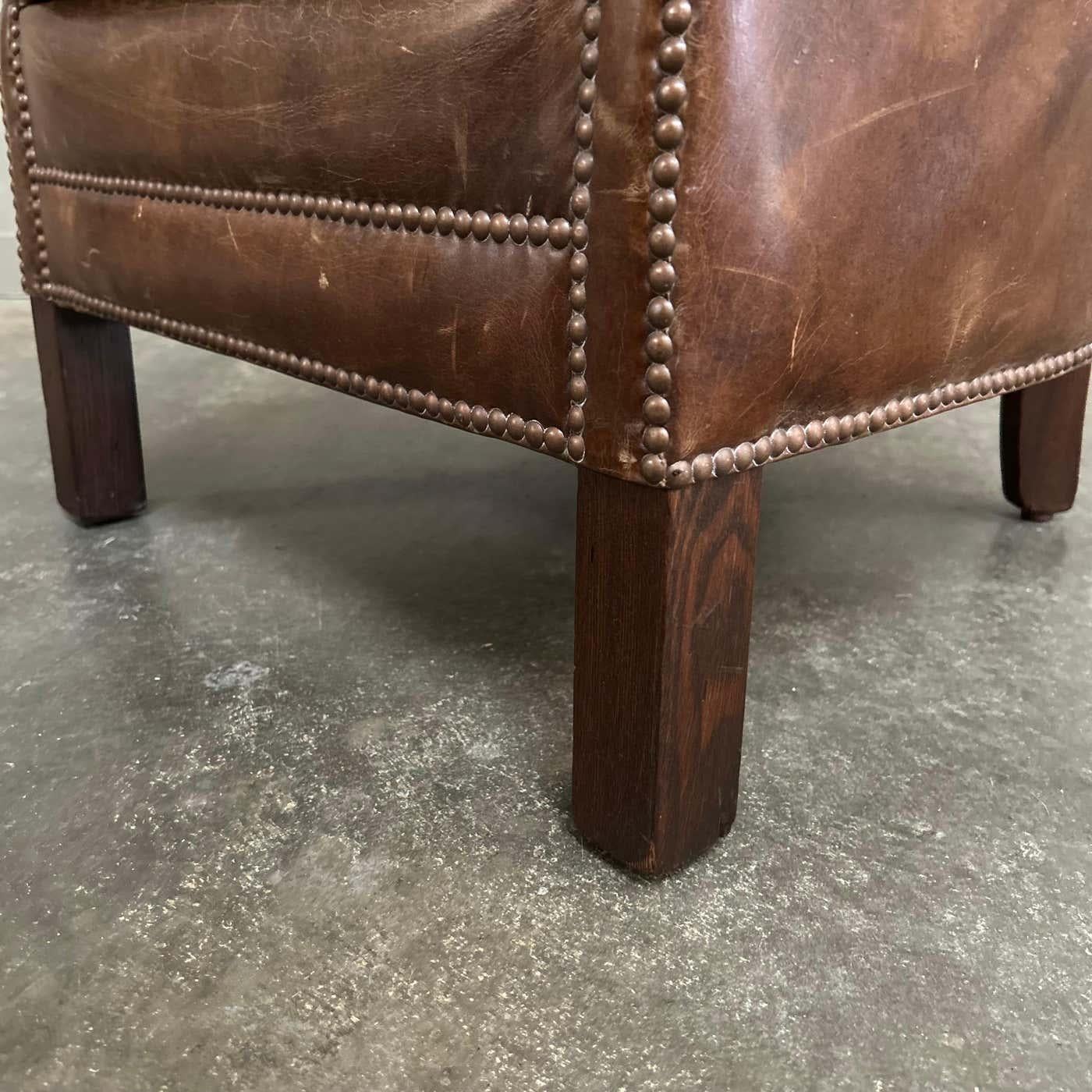 Fauteuil à oreilles anglais en cuir vintage en vente 2