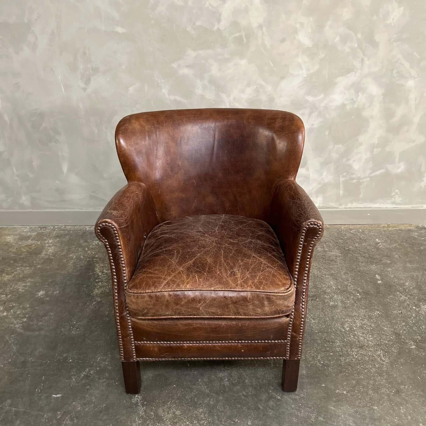 Fauteuil à oreilles anglais en cuir vintage en vente 3