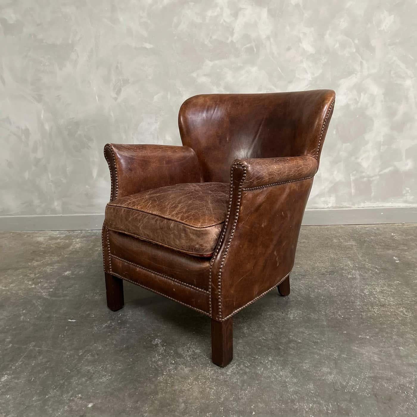 Fauteuil à oreilles anglais en cuir vintage en vente 4