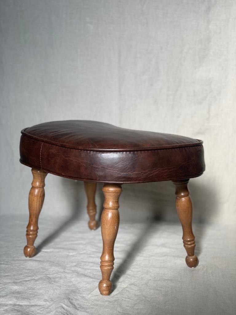 20ième siècle Tabouret de pied en cuir vintage en vente