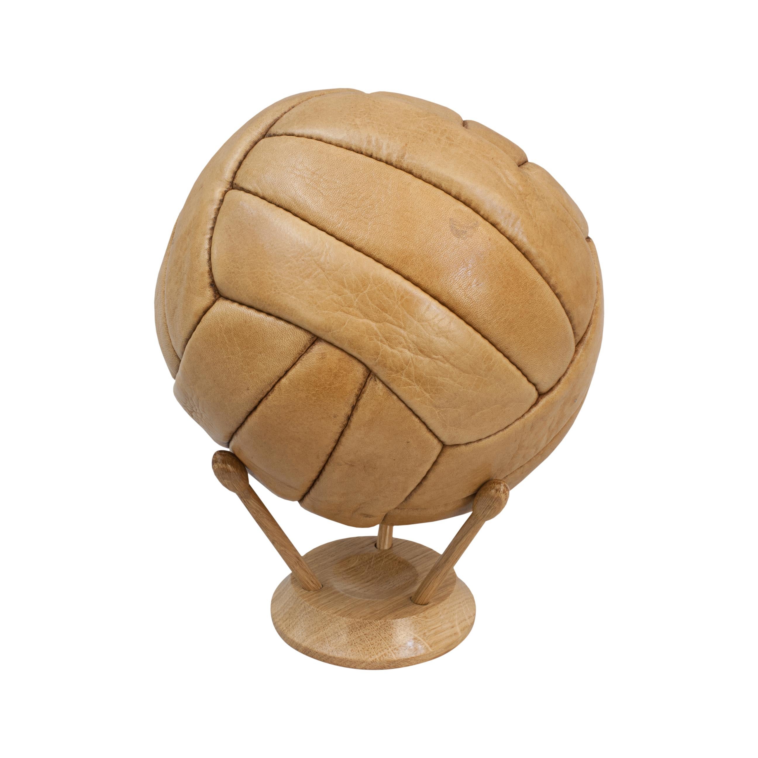 Un ballon de football en cuir vintage à 18 panneaux.
Un ballon de football vintage en cuir avec dix-huit panneaux de cuir et un trou de valve sur le dessus pour permettre le gonflage de la vessie. Cuir en bon état.
Même design que le ballon de la
