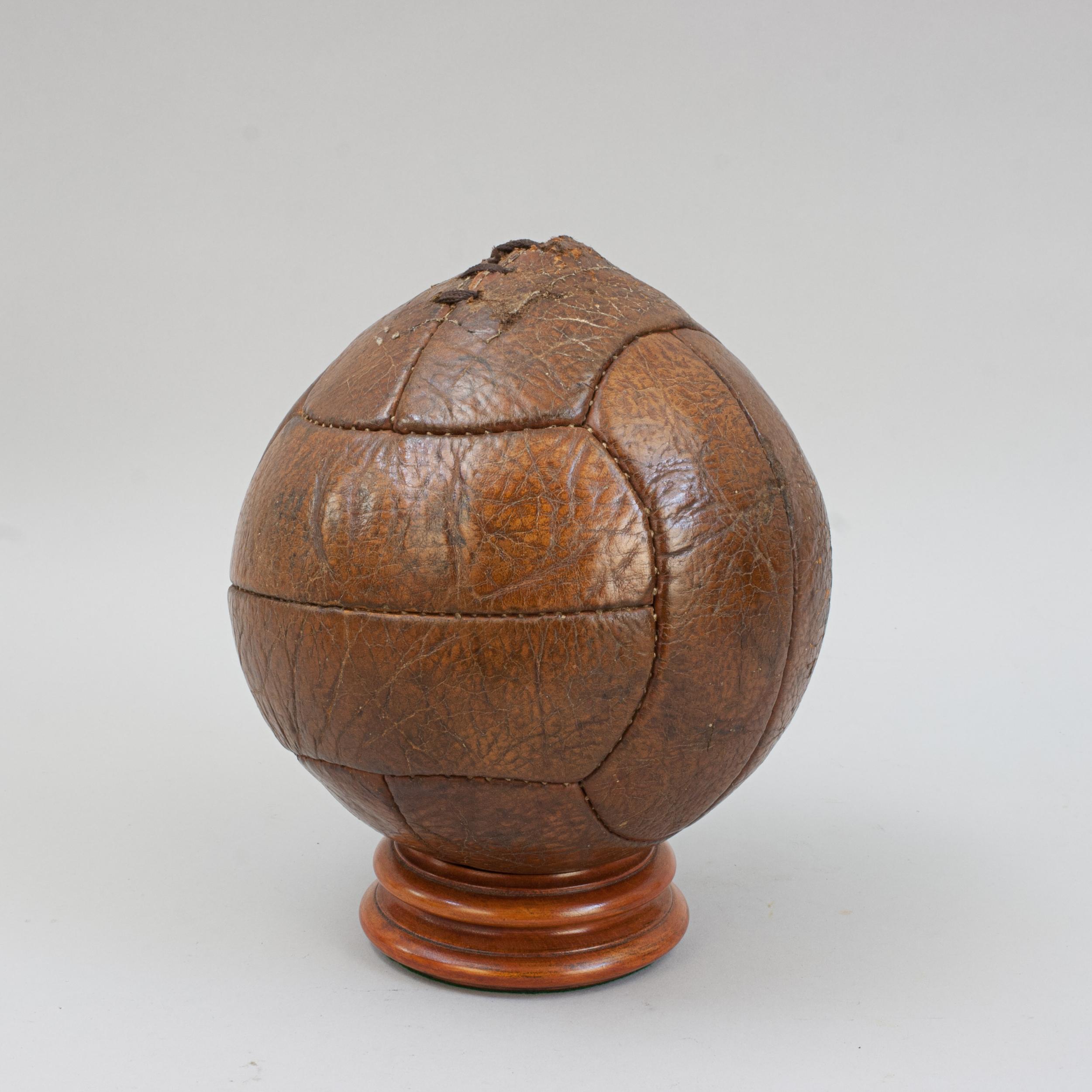 Vintage No.5 Leder-Fußball.
Eine große Vintage Leder Fußball mit zwölf braunen Lederplatten. Der Ball hat oben einen Schlitz zum Schnüren, damit die Blase aufgepumpt werden kann; im Inneren befindet sich eine Gummiblase.
Der Lederfußball ist in