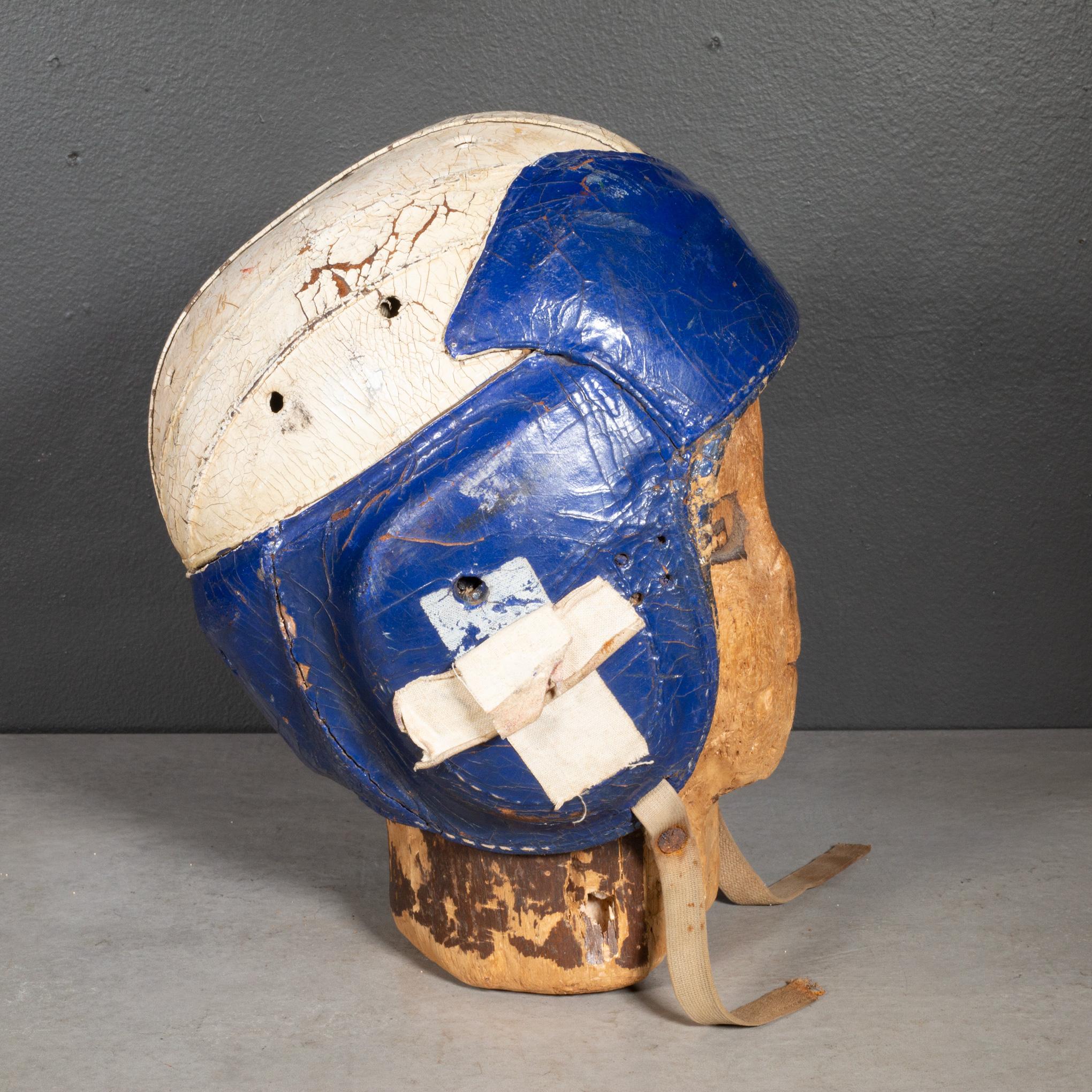ÜBER

Middlebury College Leder Fußballhelm. Handblock nicht enthalten. 

    SCHÖPFER Unbekannt.
    HERSTELLUNGSDATUM ca. 1940.
    MATERIALIEN UND TECHNIKEN Leder.
    ZUSTAND Gut. Alters- und gebrauchsbedingte Abnutzungserscheinungen. 
   