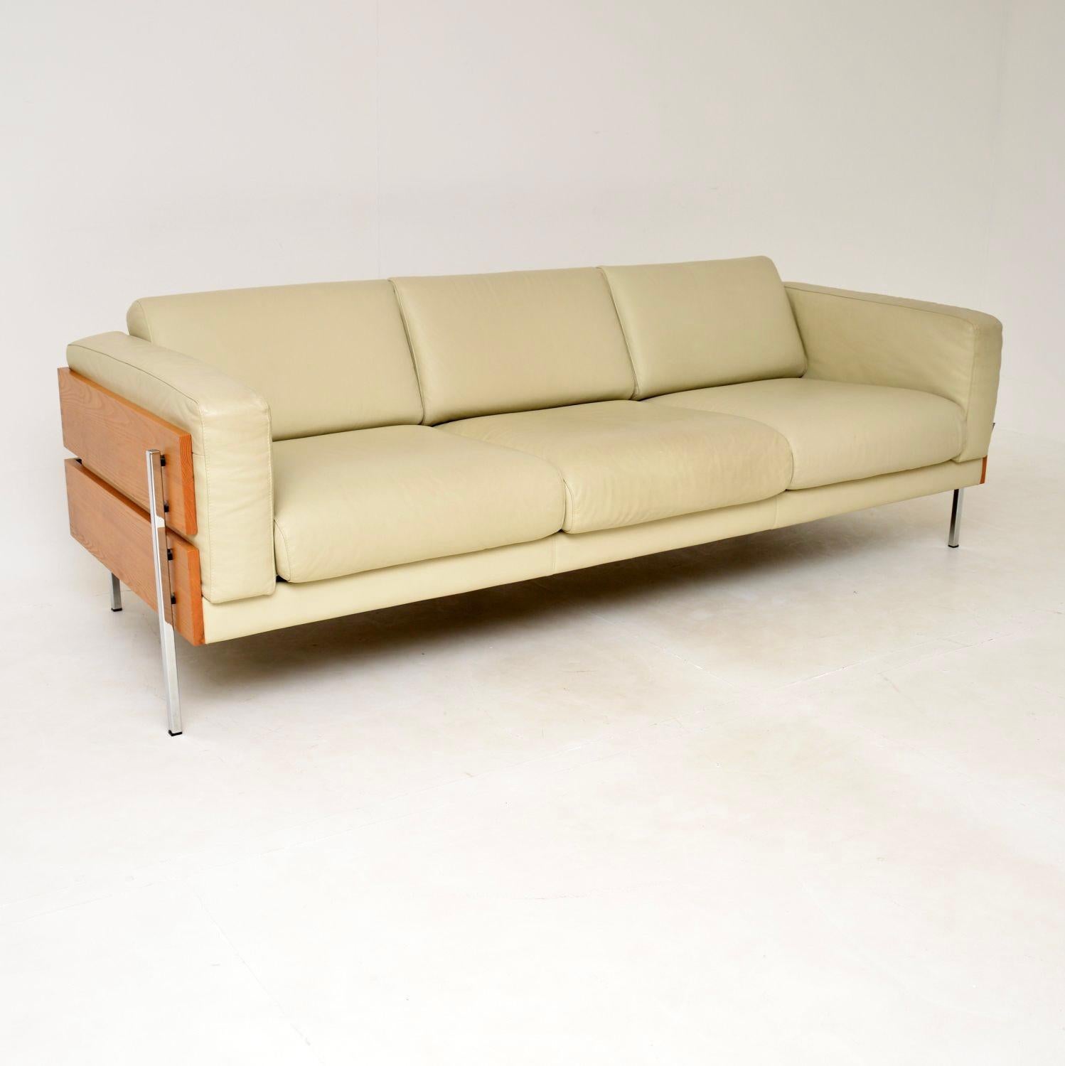 A stunning and iconic design, this is the Forum sofa designed by Robin Day for Hille. Originally designed in 1964, this is a later licensed re-issue by Habitat dating from the late twentieth century.

The quality is exceptional, with a solid oak