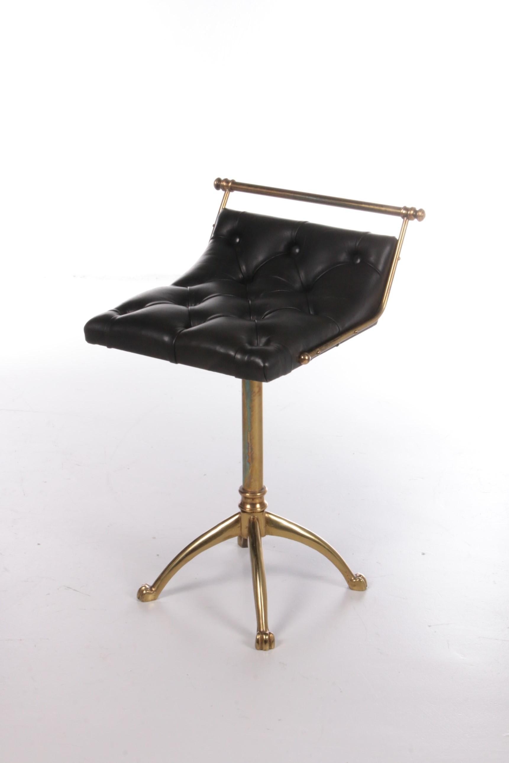 Vintage Leather & Gilt Brass Harper's Stool 1950s France.


Vintage leather and gilt brass harpist stool.

French vintage rotatable harpist's stool in gilt brass with tufted leather seat and claw feet.

A beautiful object even if you don't use it.