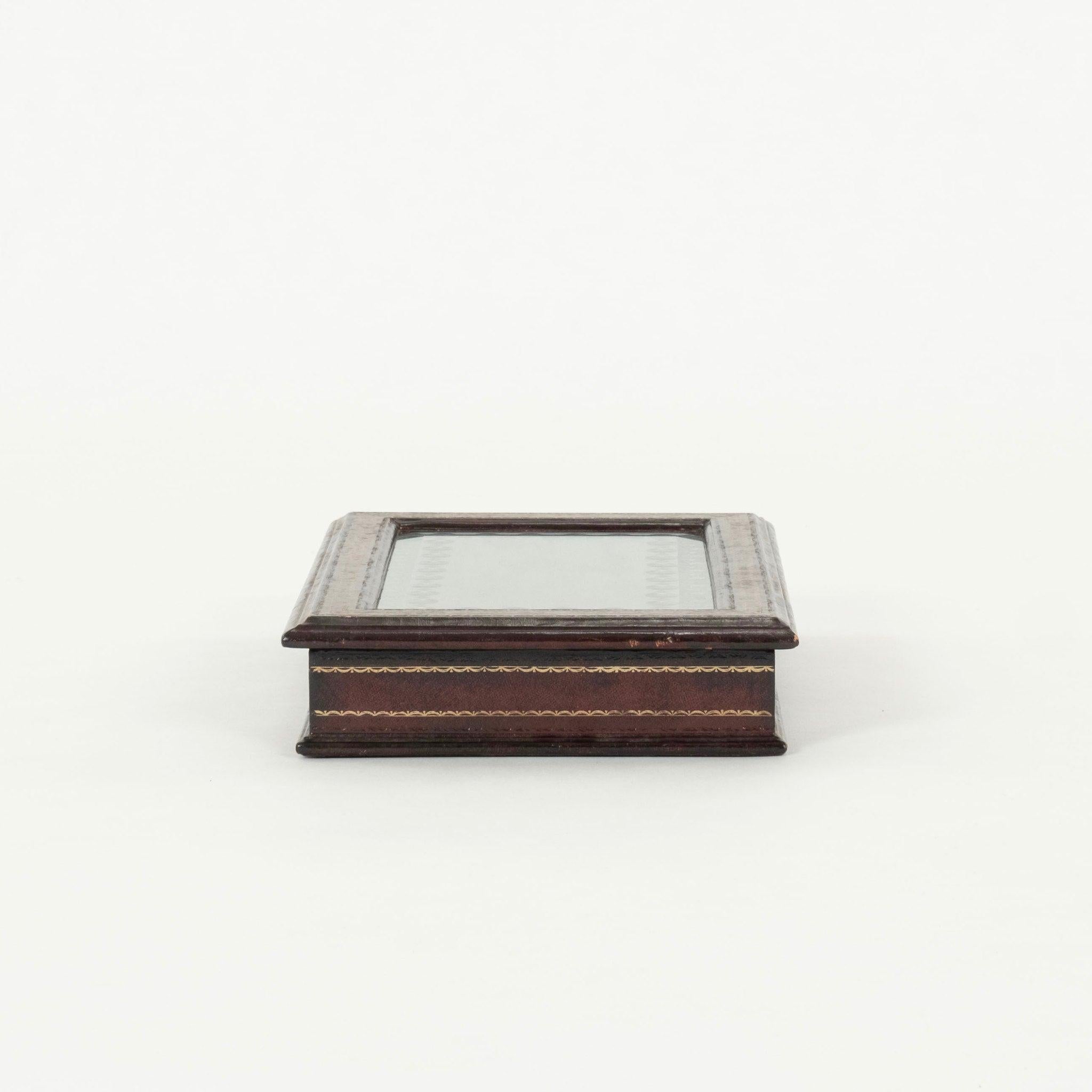 20. Jahrhundert Vintage-Leder-Glas-Box. mit Leder geprägte Detail.
