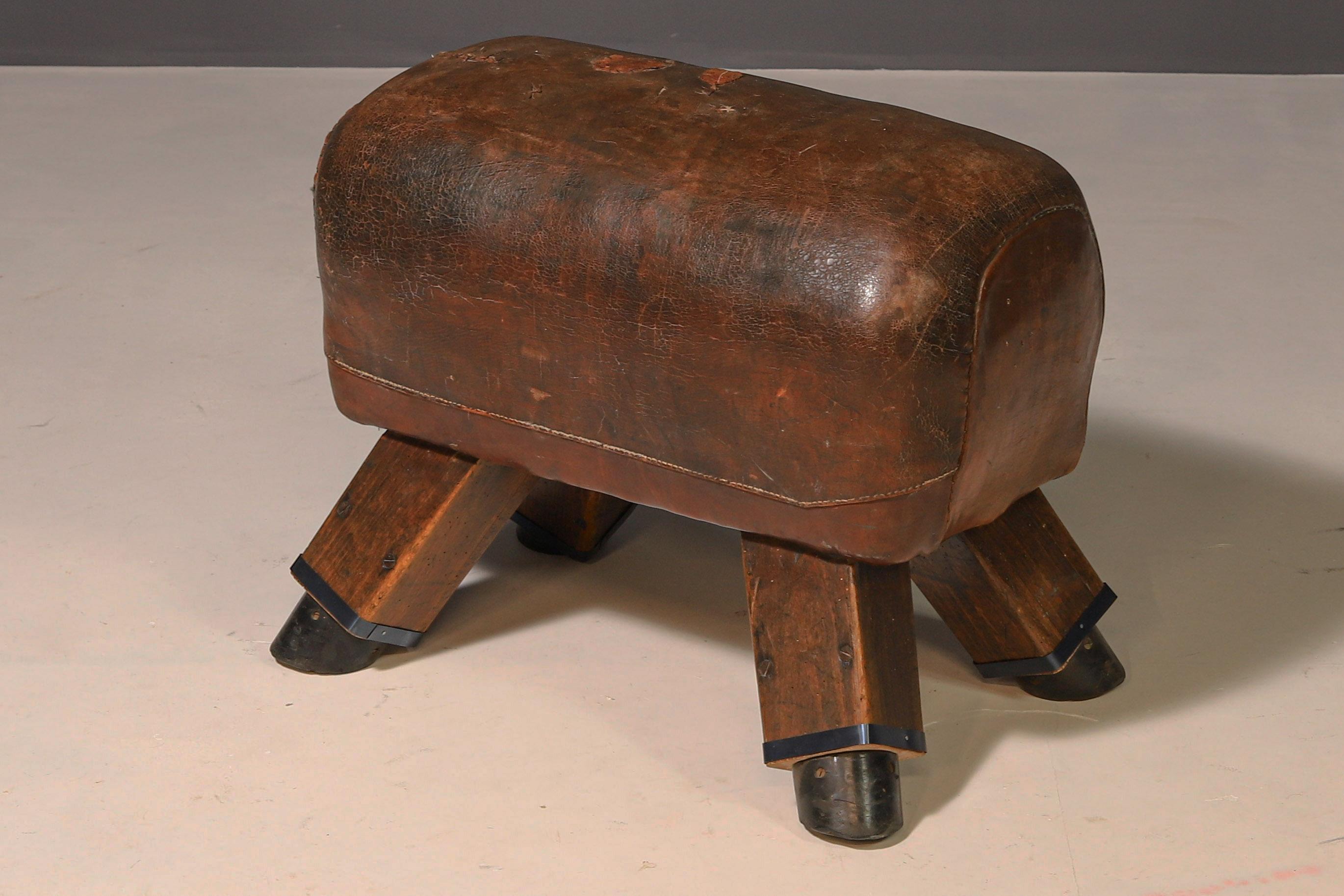 Vintage Leder Gymnastikhocker  1930er Jahre, Tschechoslowakei (Tschechisch) im Angebot