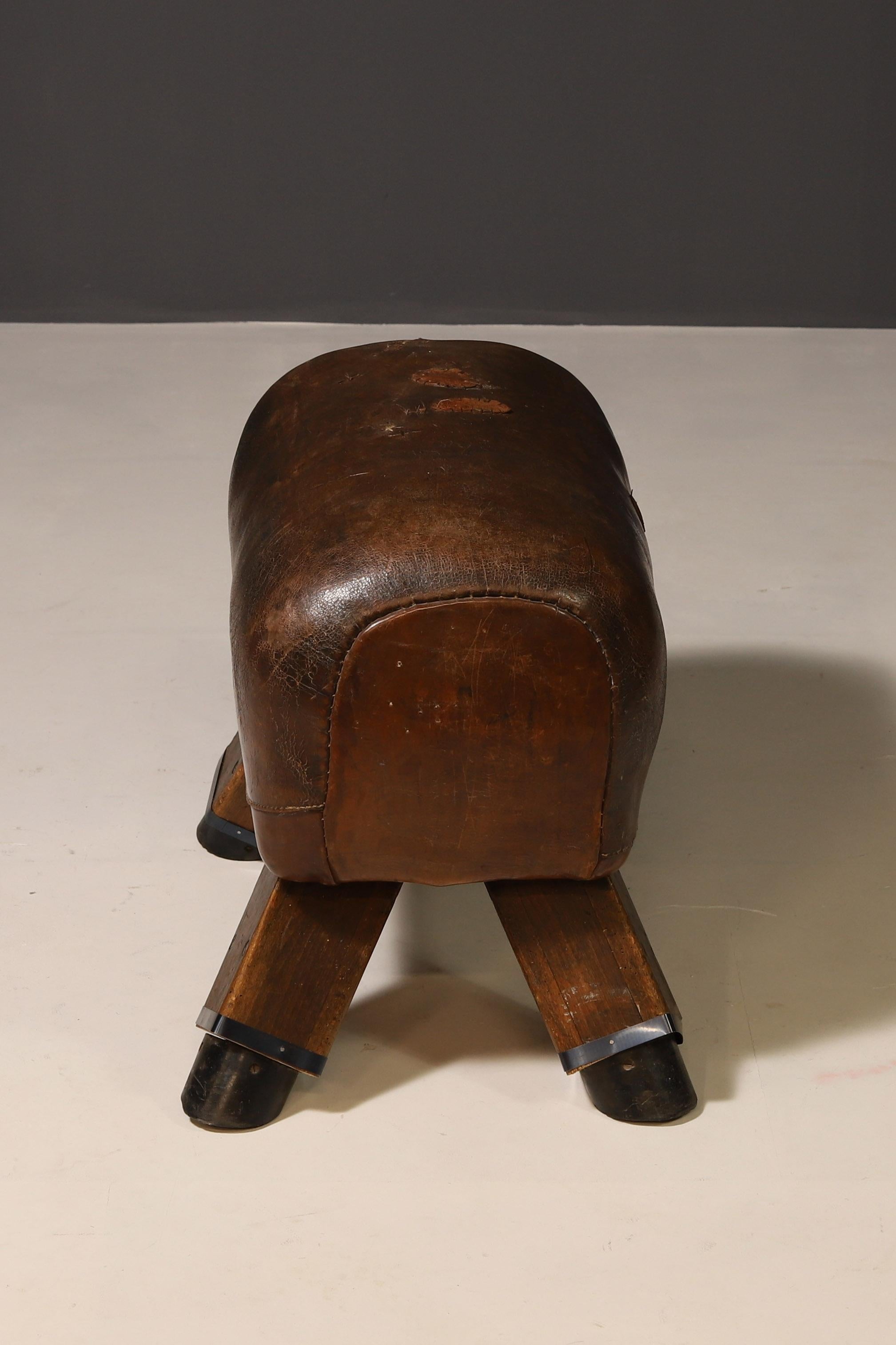 Vintage Leder Gymnastikhocker  1930er Jahre, Tschechoslowakei im Zustand „Gut“ im Angebot in Prague 8, CZ