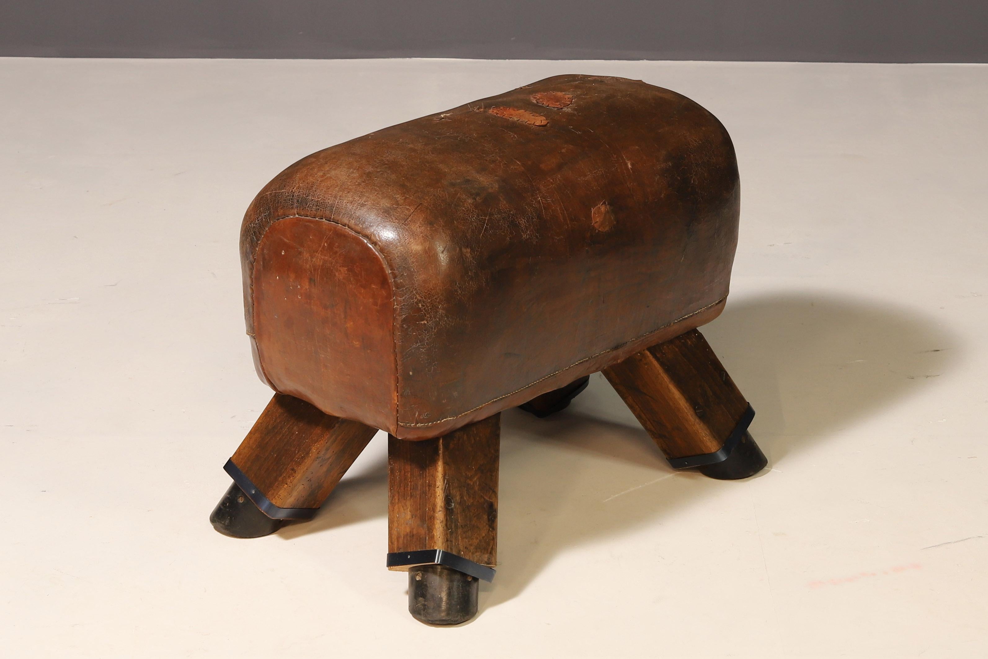 Vintage Leder Gymnastikhocker  1930er Jahre, Tschechoslowakei (20. Jahrhundert) im Angebot