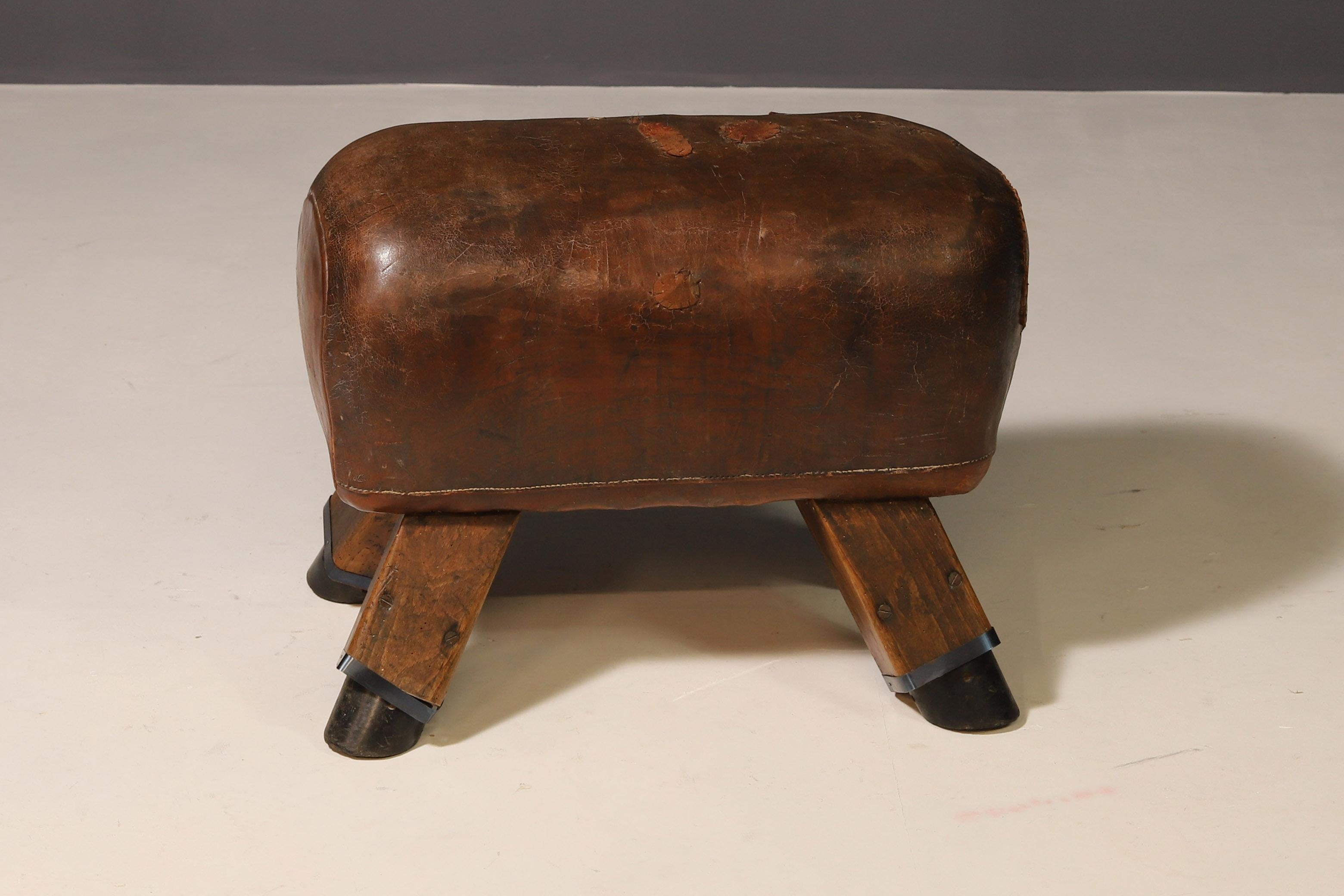 Vintage Leder Gymnastikhocker  1930er Jahre, Tschechoslowakei (Tierleder) im Angebot