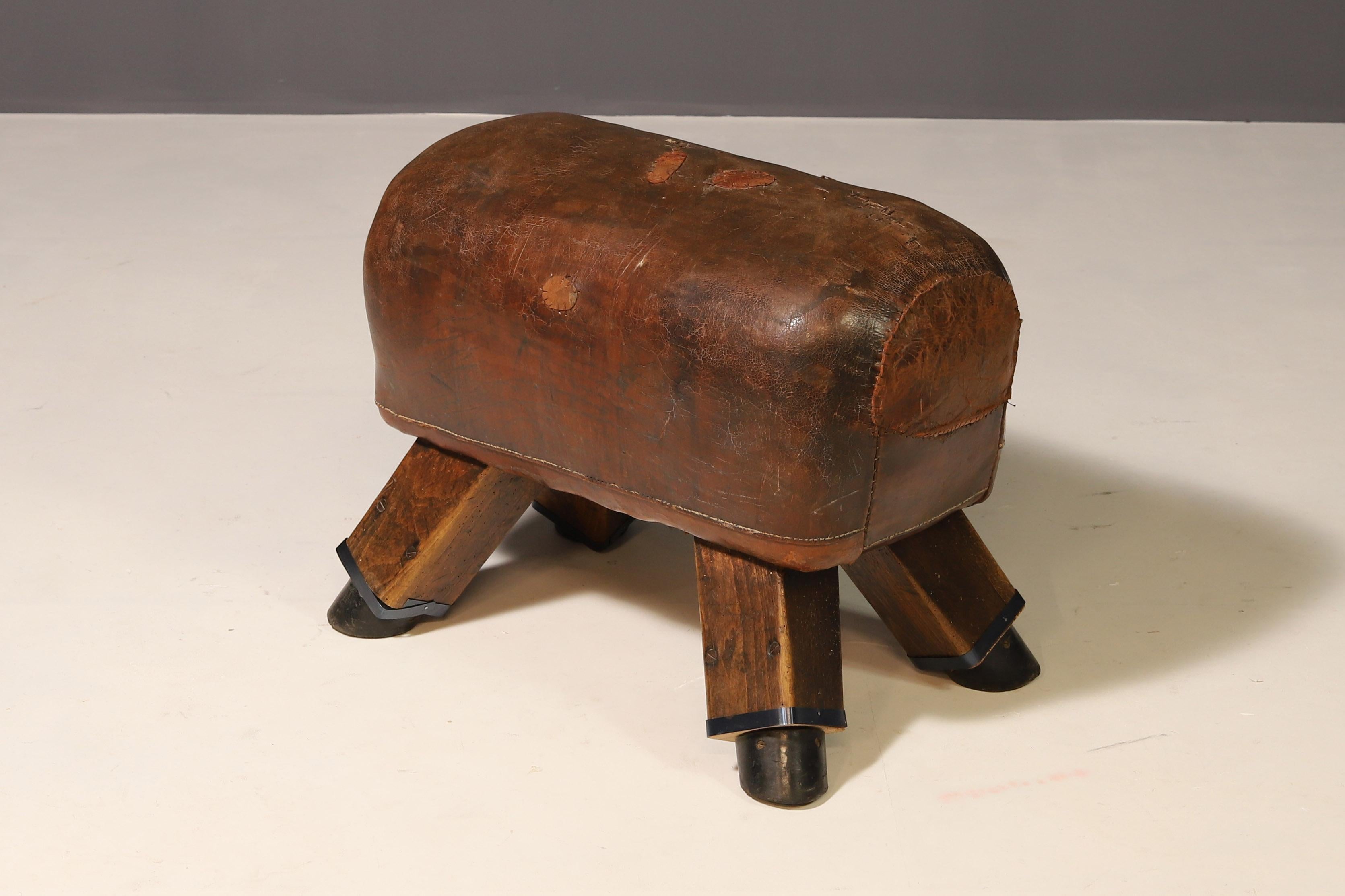 Vintage Leder Gymnastikhocker  1930er Jahre, Tschechoslowakei im Angebot 1