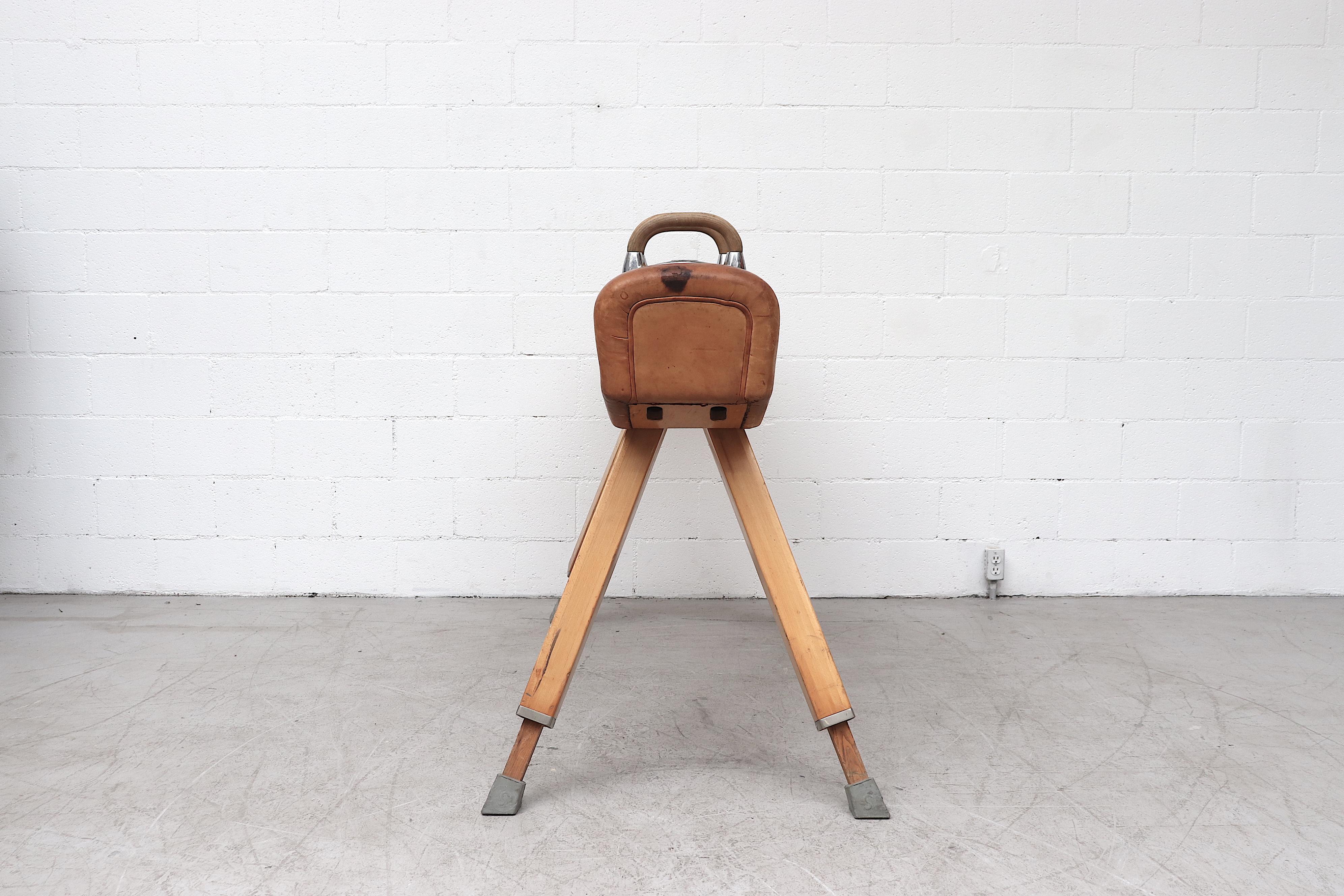 Awesome original 1960s Schelde international pummel horse with natural leather and original vaulting handles. In good overall condition with beautiful patina and height adjustable legs.