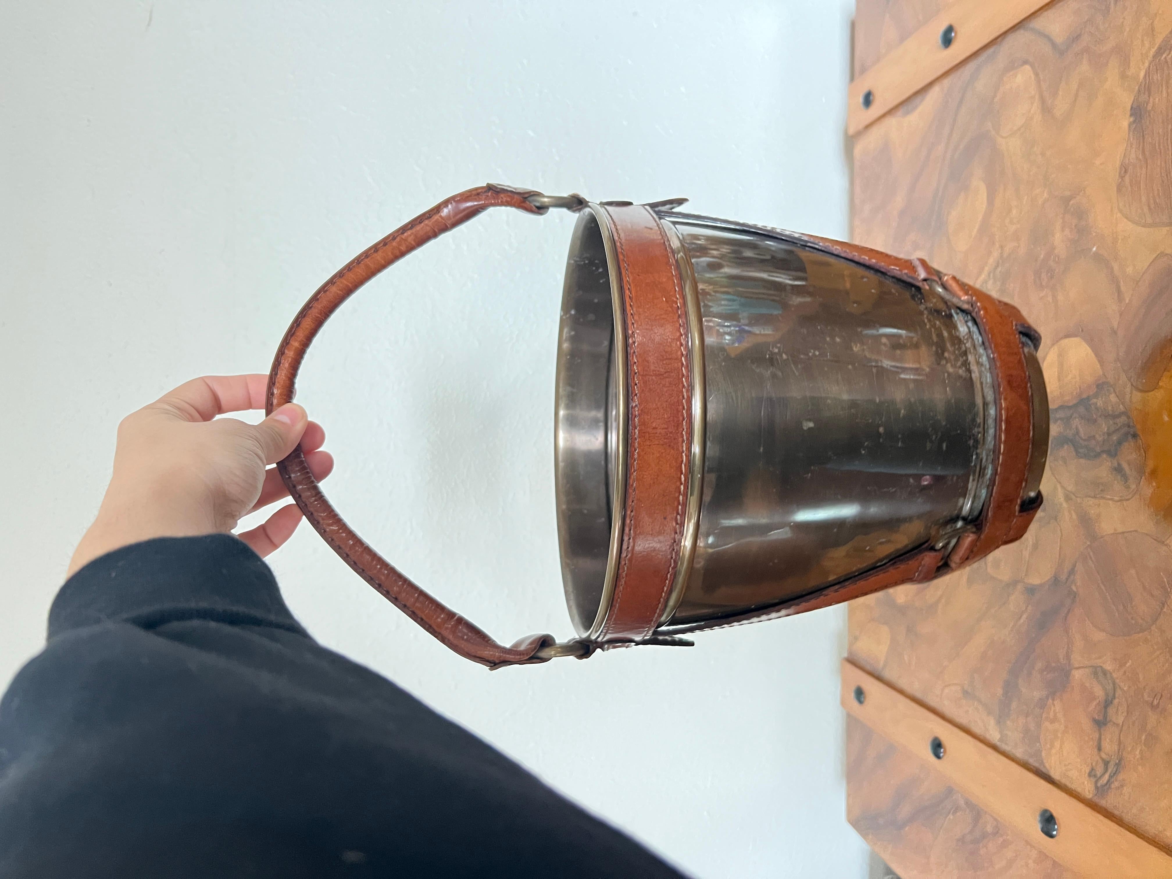 Vintage Leather Handle Midcentury Style Champagne Brass Ice Bucket In Good Condition In Houston, TX