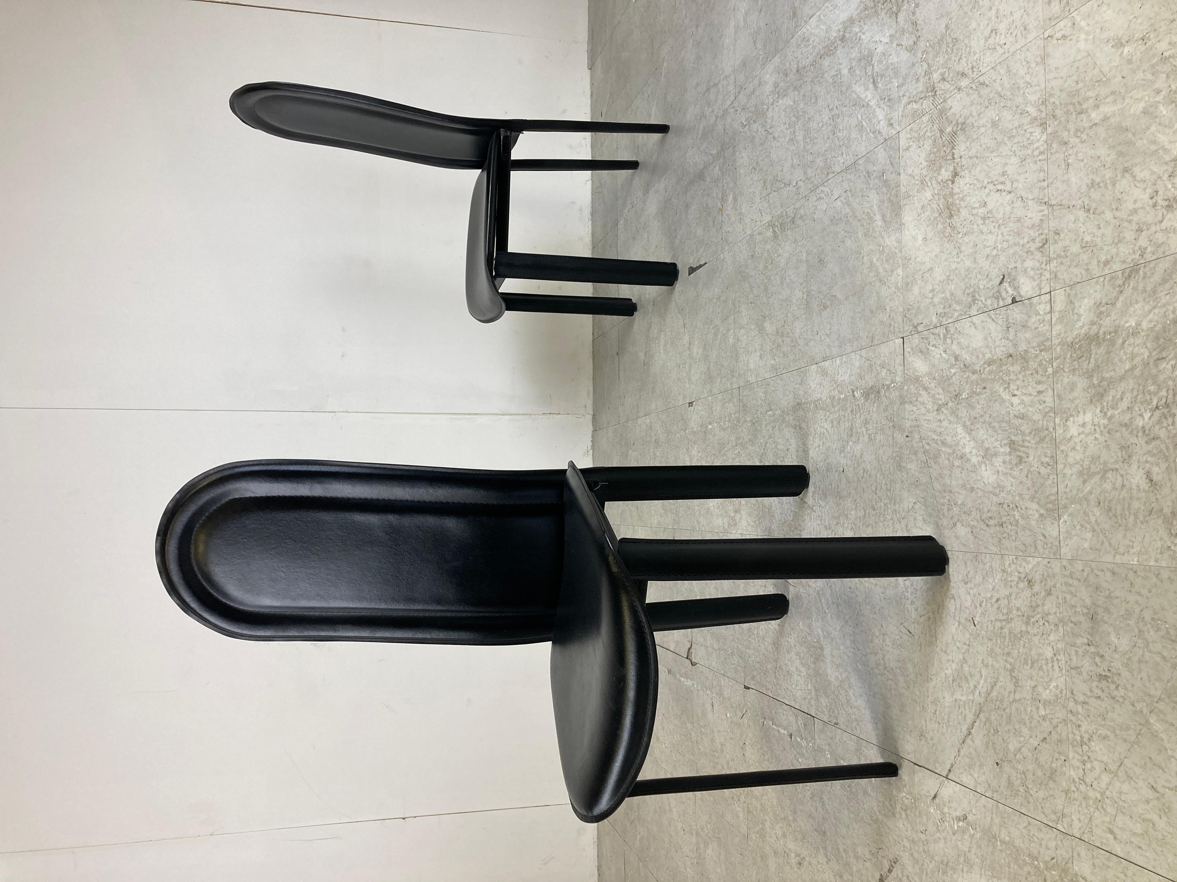 Set of 4 black Italian leather high back dining chairs.

Beautiful sleek and timeless design.

The chairs are in good condition with minimal wear.

1980s - Italy

Dimensions
Height: 108cm/42.51