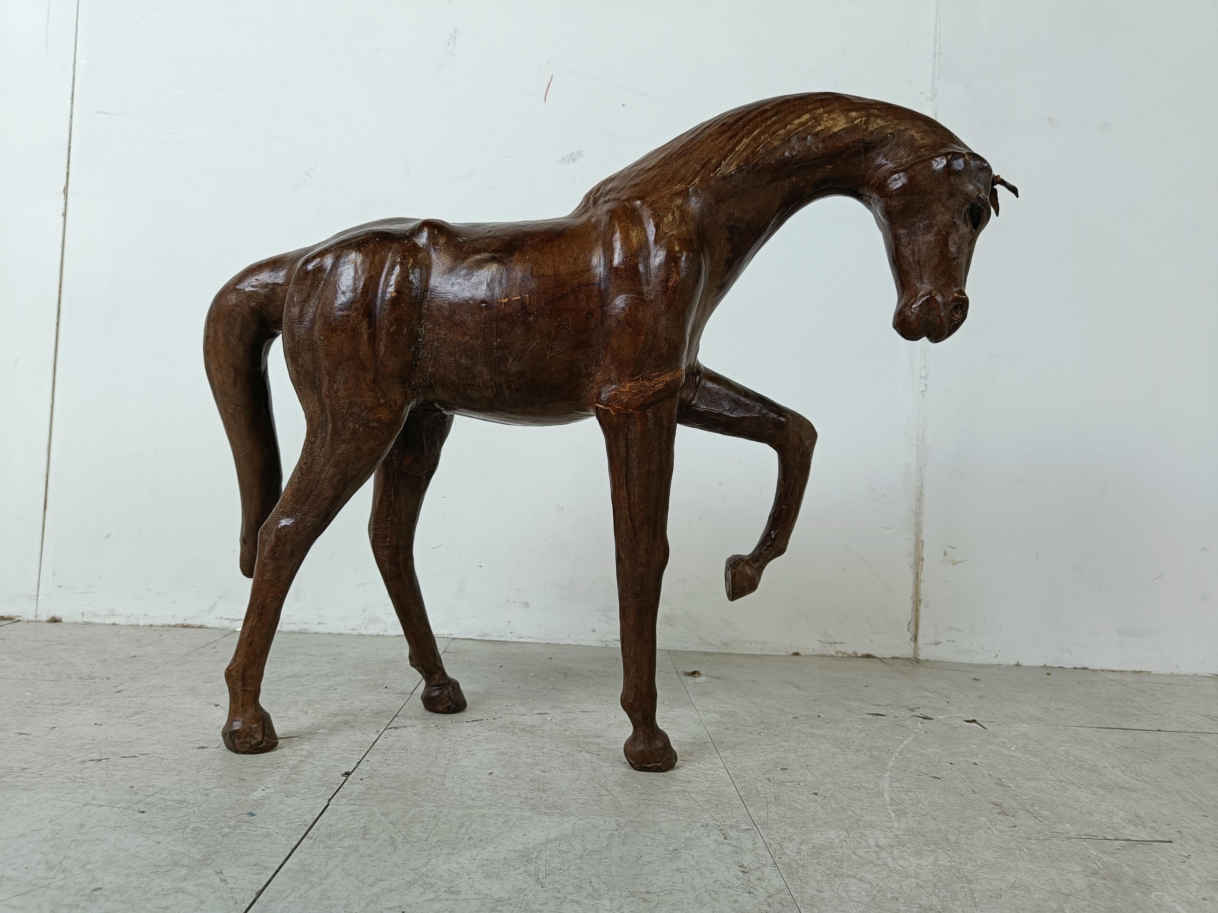 Beautiful mid century leather horse figure.

Very well made and elegant posing horse figure.

1960s - Country unknown

Good condition

Dimensions:
Height: 60cm/23.62