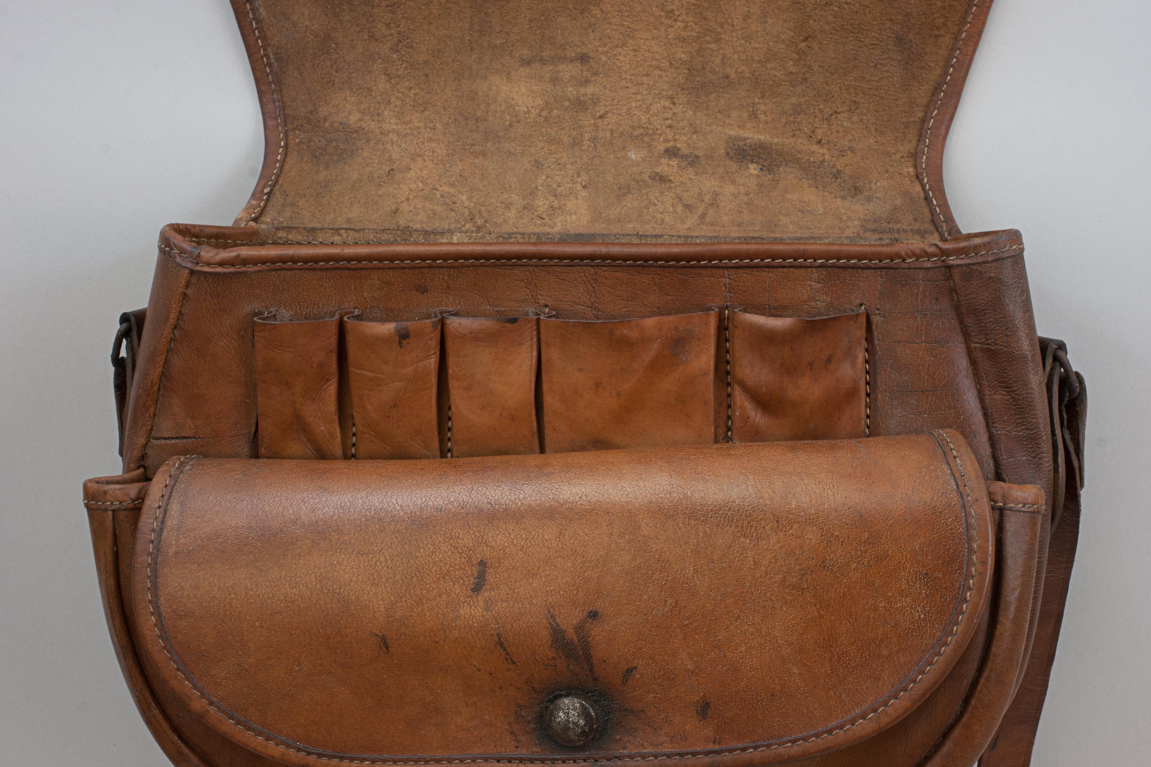 Vintage Leather Hunting, Shooting Cartridge Bag. In Good Condition For Sale In Oxfordshire, GB