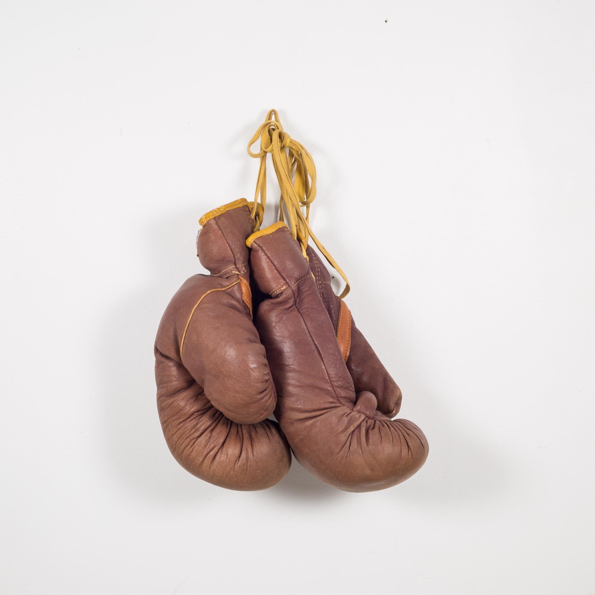 Boxe anglaise Gants de boxe en cuir Toys & Games Sports & Outdoor Recreation Martial Arts & Boxing Boxing Gloves Salle de sport vintage Vintage Pair of brown leather Boxing gloves 1960s England 