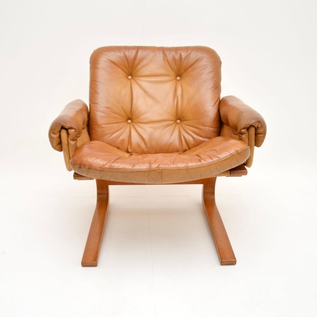A stylish and extremely comfortable vintage leather Kengu armchair by Elsa and Nordahl Solheim for Rykken. This was made in Norway, it dates from the 1970’s.

The quality is exceptional, this is beautifully designed and is really, really comfortable