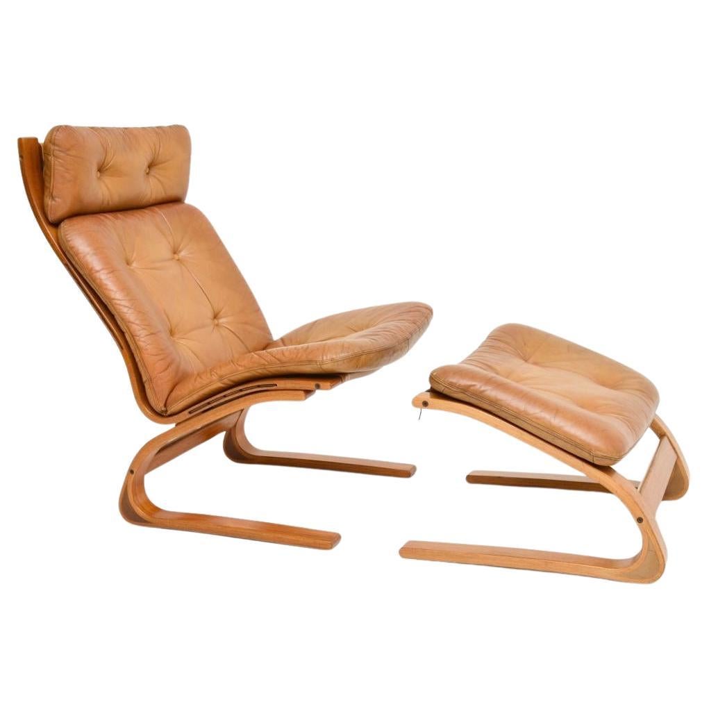 Chaise et tabouret Kengu en cuir vintage, élégants et extrêmement confortables, créés par Elsa et Nordahl Solheim pour Rykken. Fabriqués en Norvège, ils datent des années 1970.

La qualité est exceptionnelle, ils sont magnifiquement conçus et il est