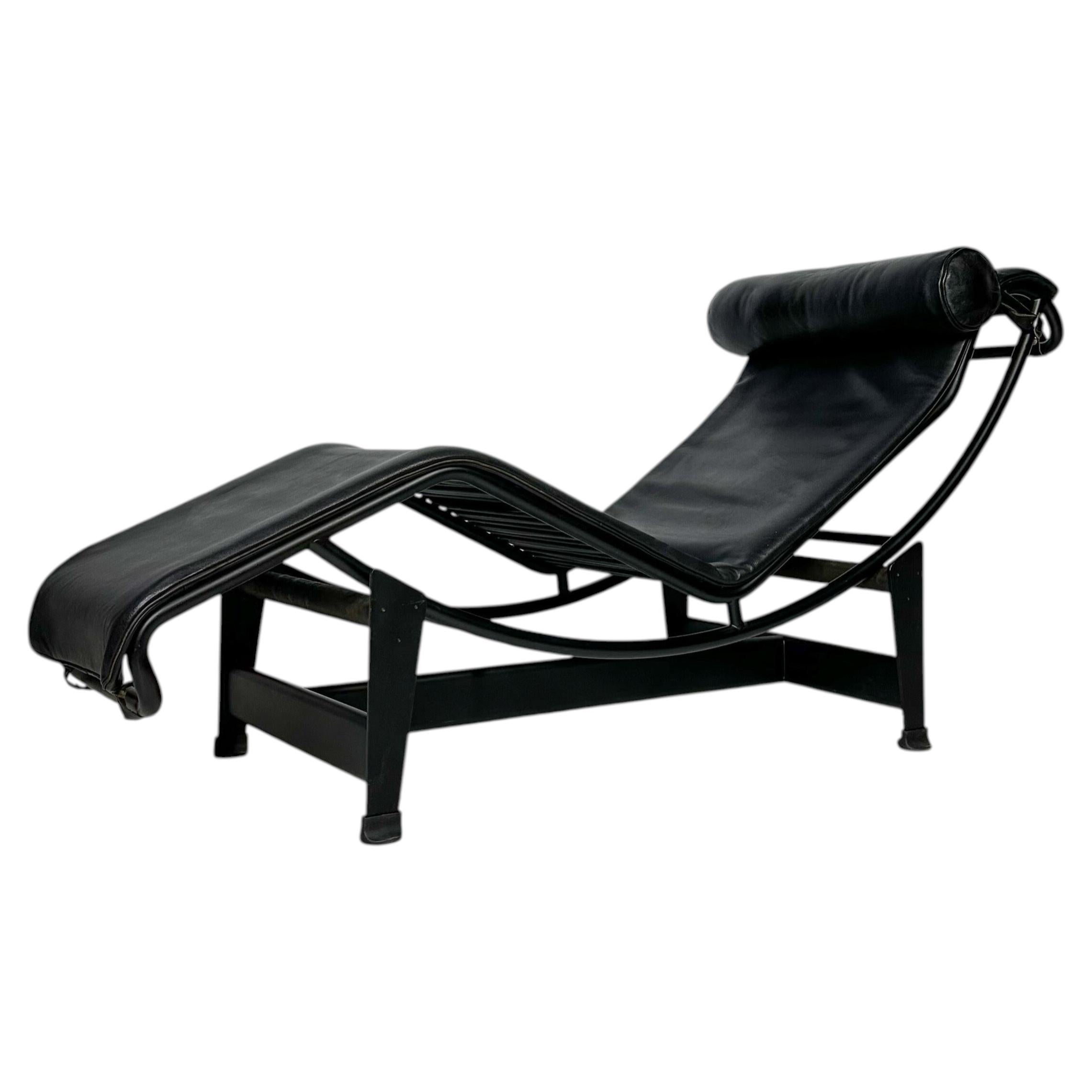Chaise longue LC4 in pelle vintage di Le Corbusier e Charlotte Perriand - Cassina