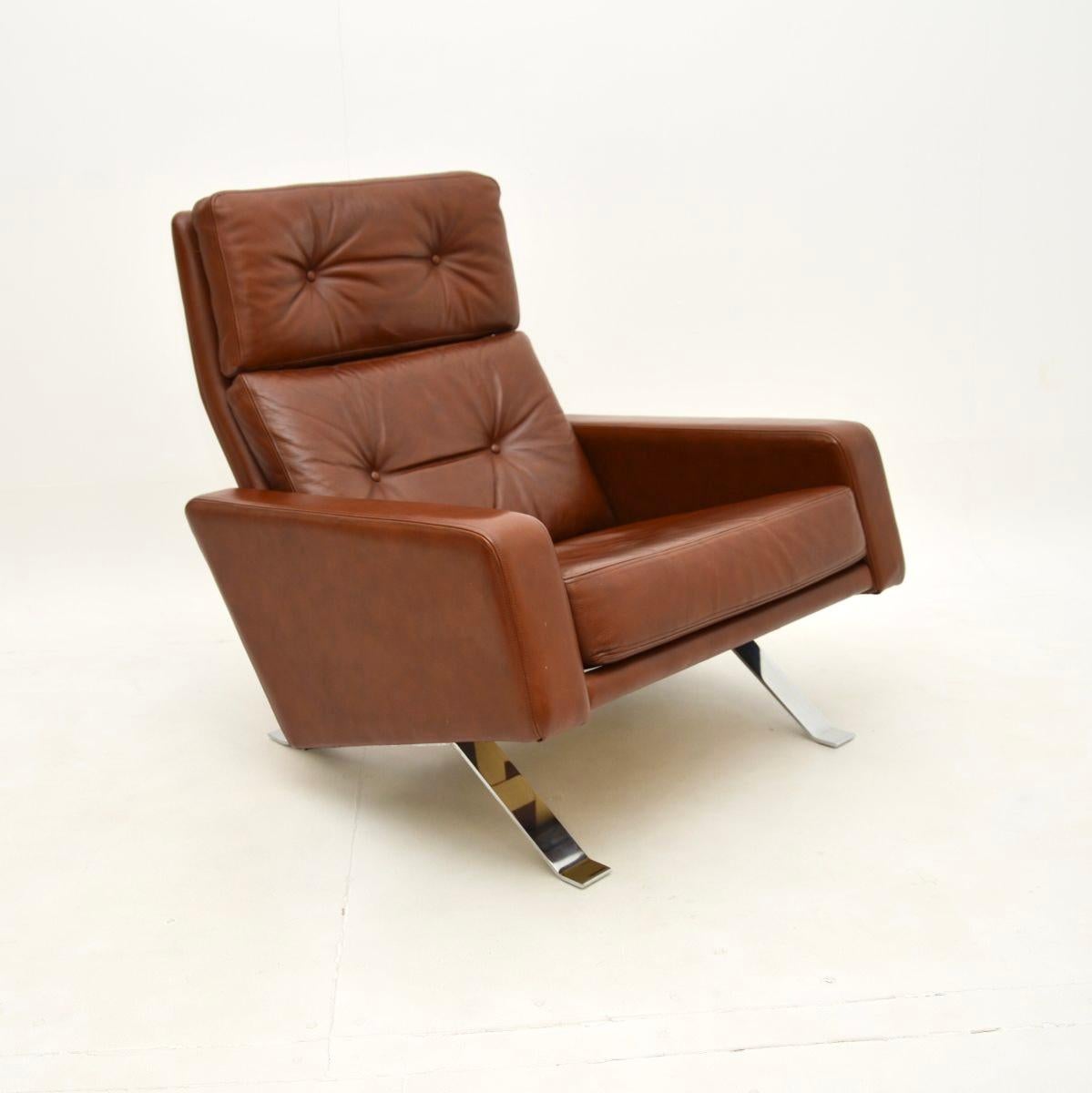 Vintage Leather Leo Armchair and Stool by Robin Day for Hille In Good Condition For Sale In London, GB